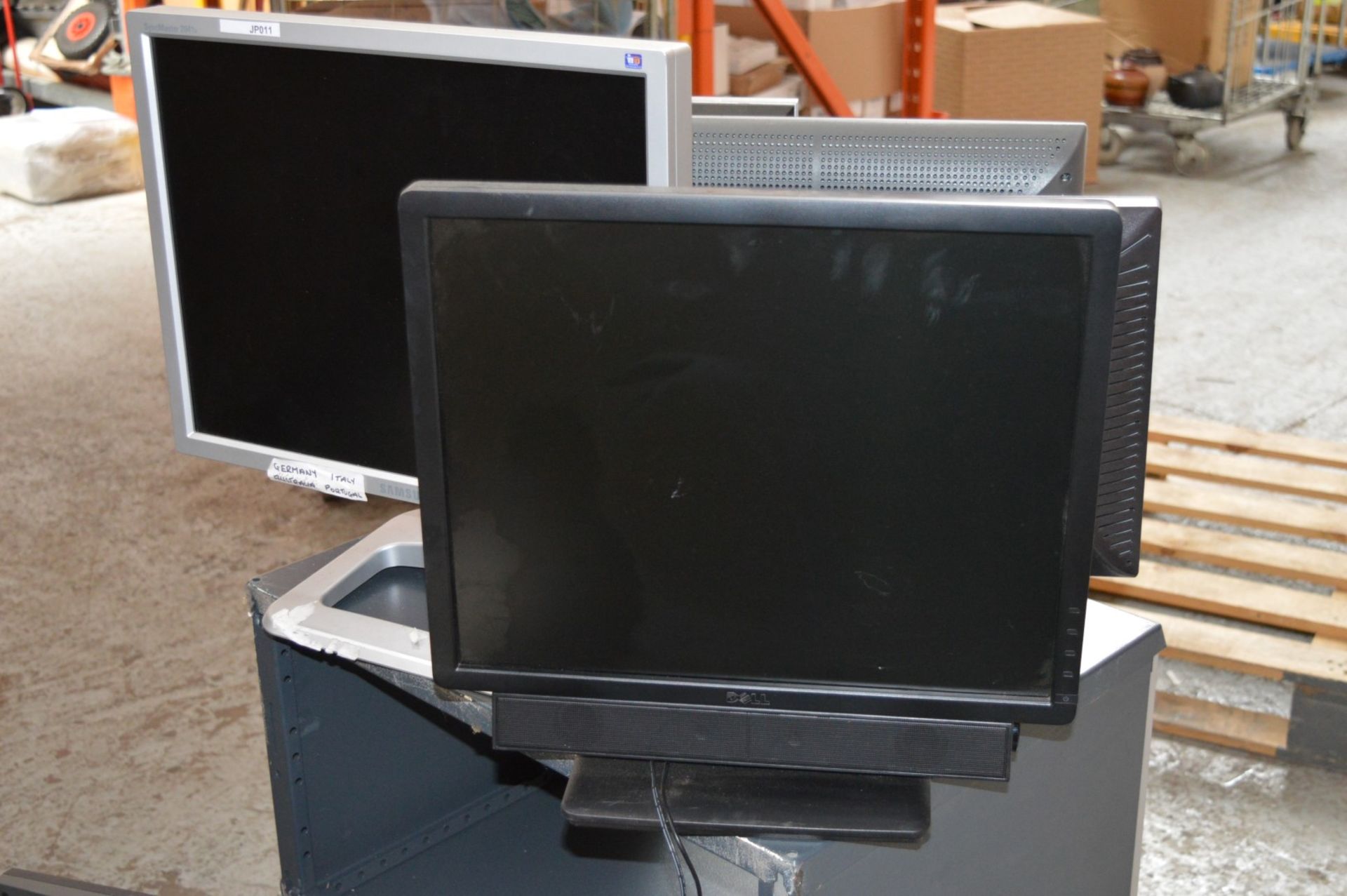 Assorted Pallet of IT Server and Monitor Equipment - Includes 6 x Various Sun Servers, 7 x Netgear - Image 19 of 24