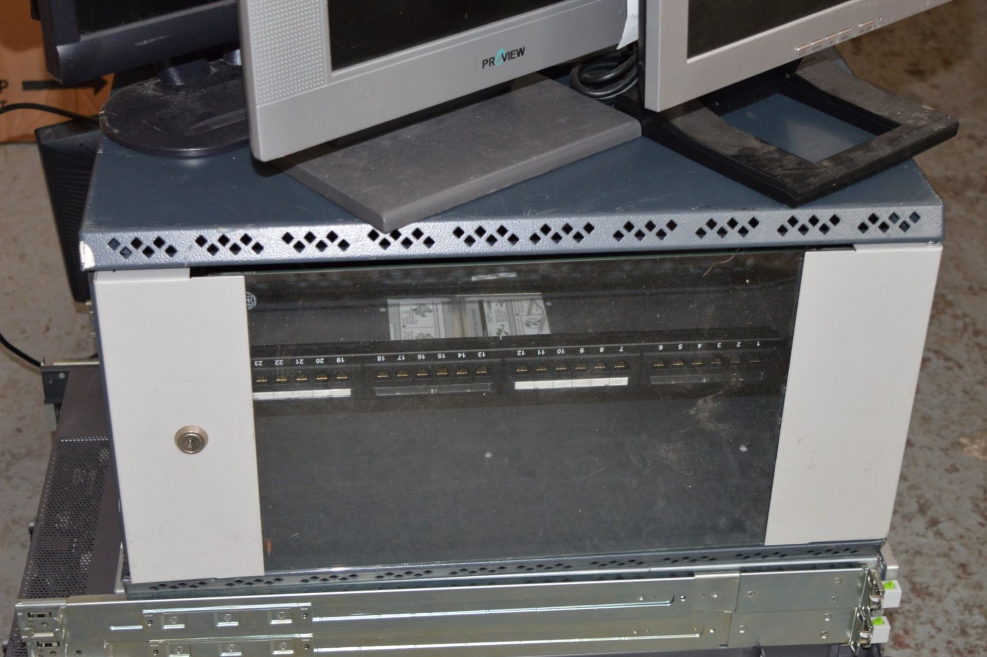 Assorted Pallet of IT Server and Monitor Equipment - Includes 6 x Various Sun Servers, 7 x Netgear - Image 21 of 24