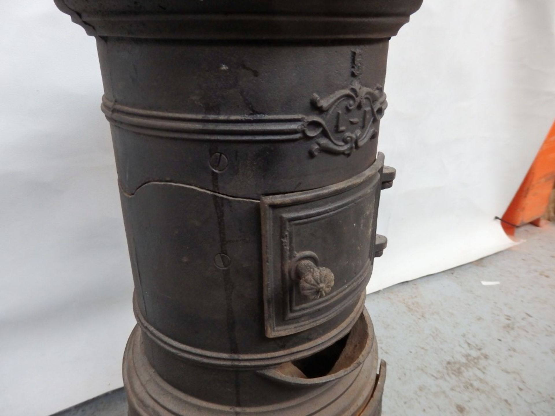 1 x Reclaimed Antique Cast Iron Potbelly Wood Burner / Stove - Dimensions: H61, Diameter 30cm - - Image 8 of 18