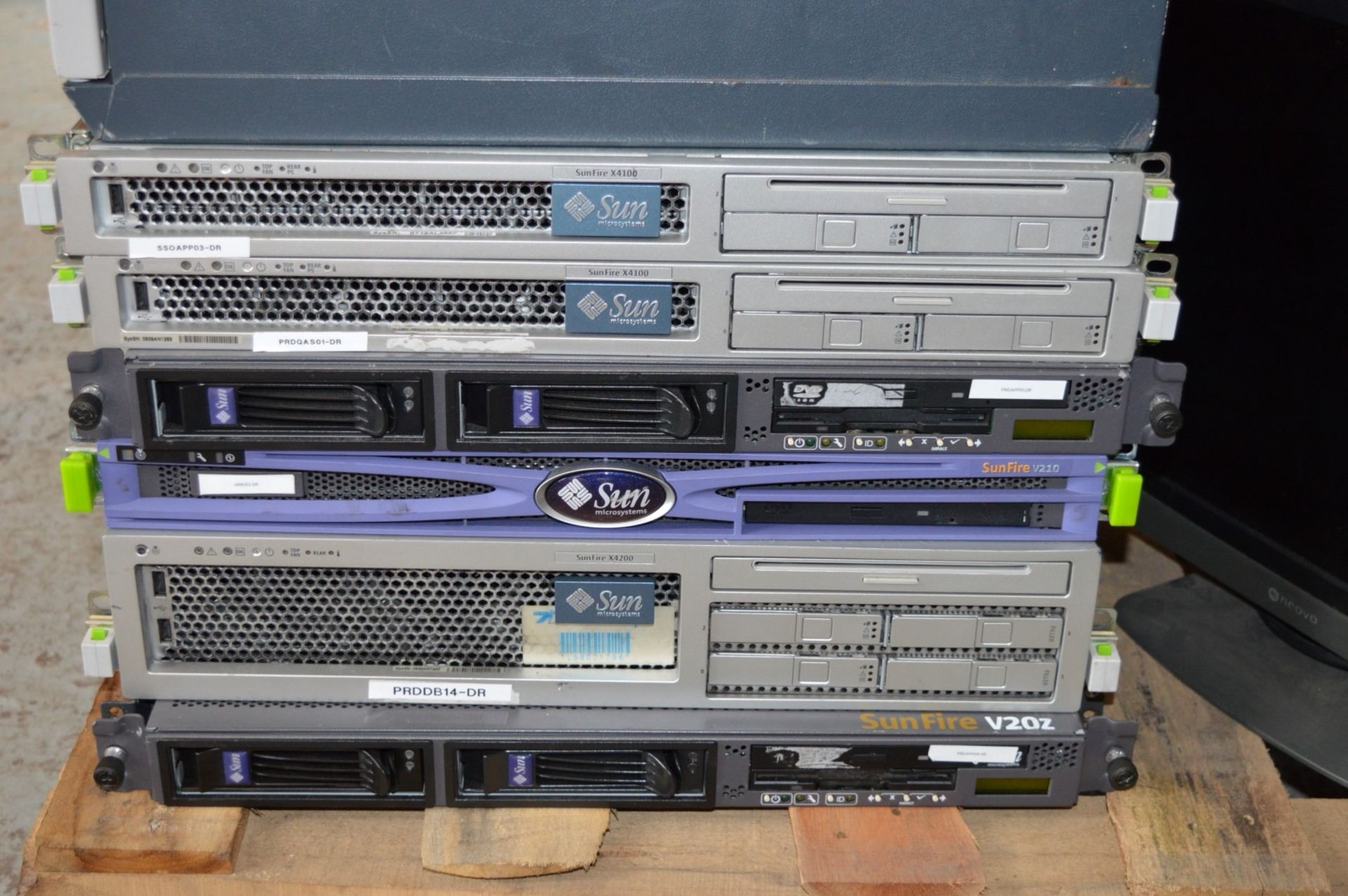 Assorted Pallet of IT Server and Monitor Equipment - Includes 6 x Various Sun Servers, 7 x Netgear - Image 3 of 24