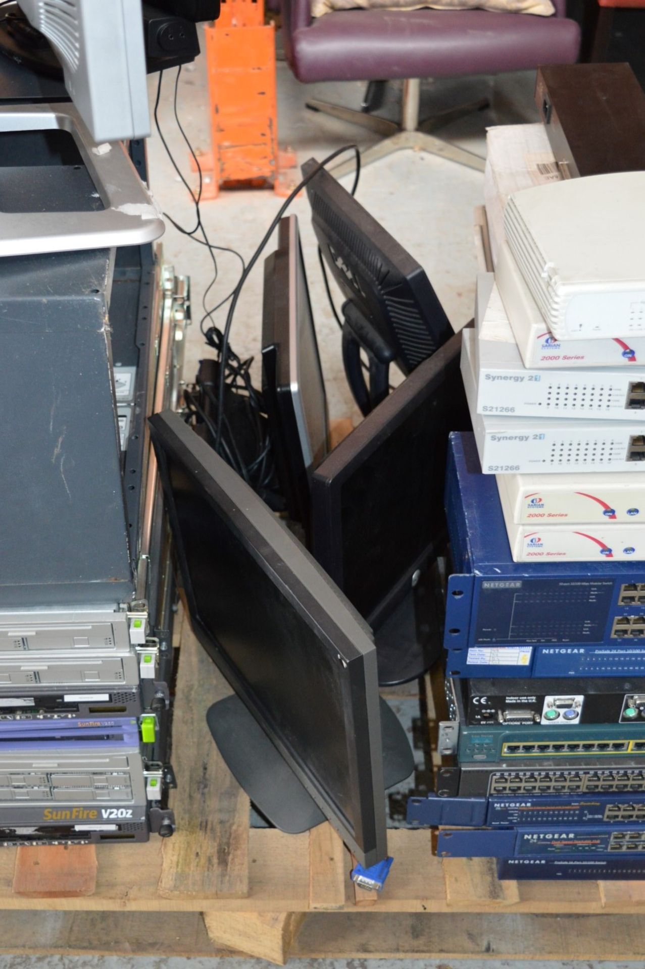Assorted Pallet of IT Server and Monitor Equipment - Includes 6 x Various Sun Servers, 7 x Netgear - Image 13 of 24