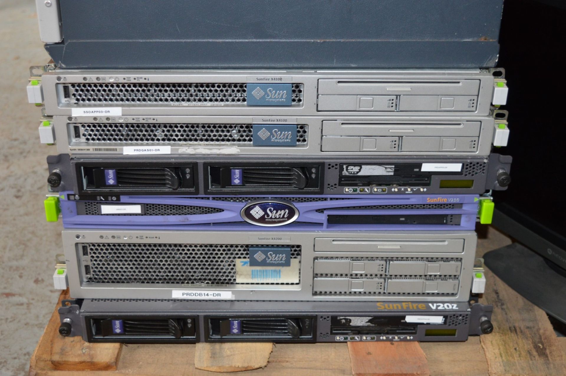 Assorted Pallet of IT Server and Monitor Equipment - Includes 6 x Various Sun Servers, 7 x Netgear - Image 2 of 24