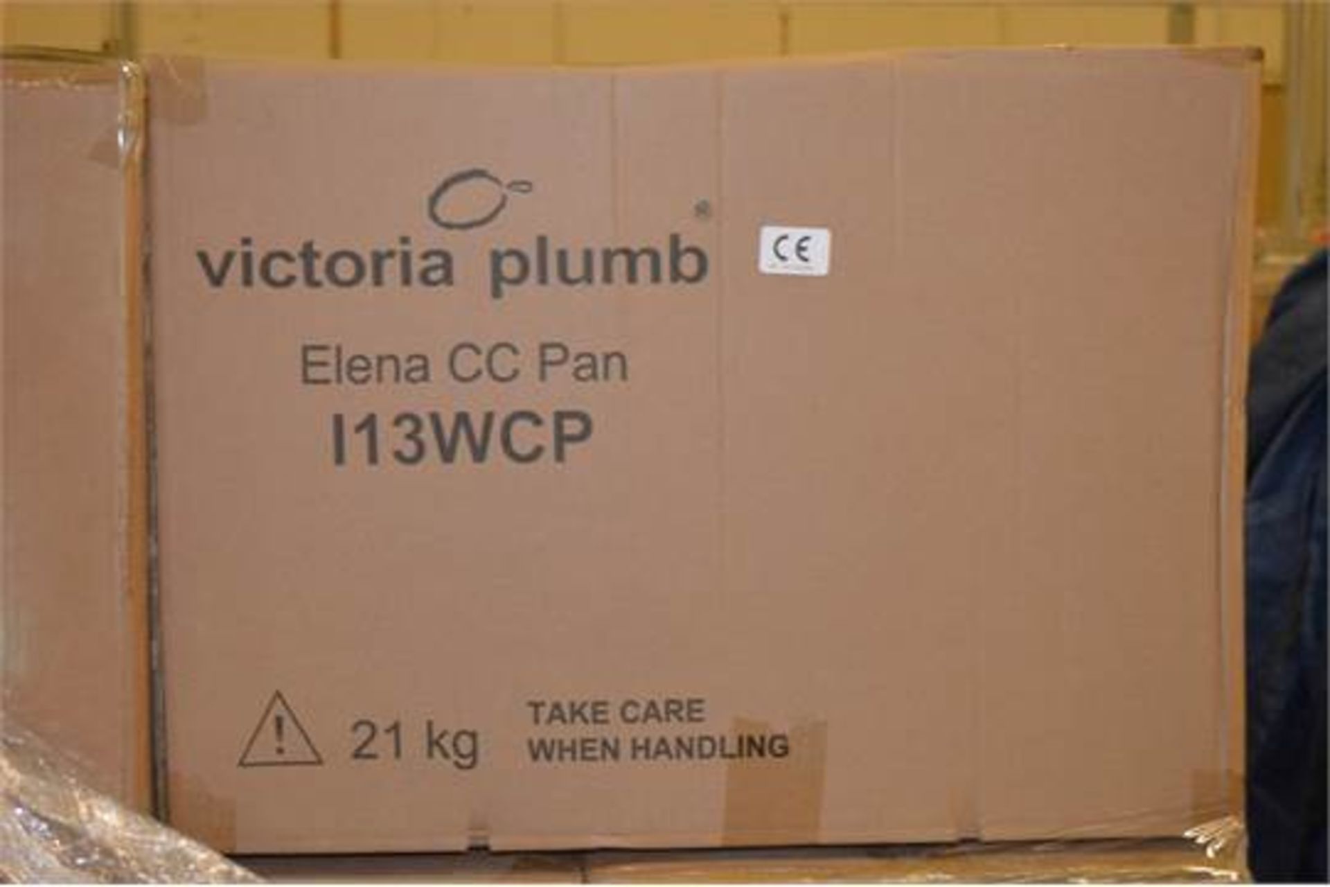 1 x ELENA Close Coupled Toilet Pan With Cistern, Cistern Fittings and Soft Close Toilet Seat - Brand - Image 2 of 4
