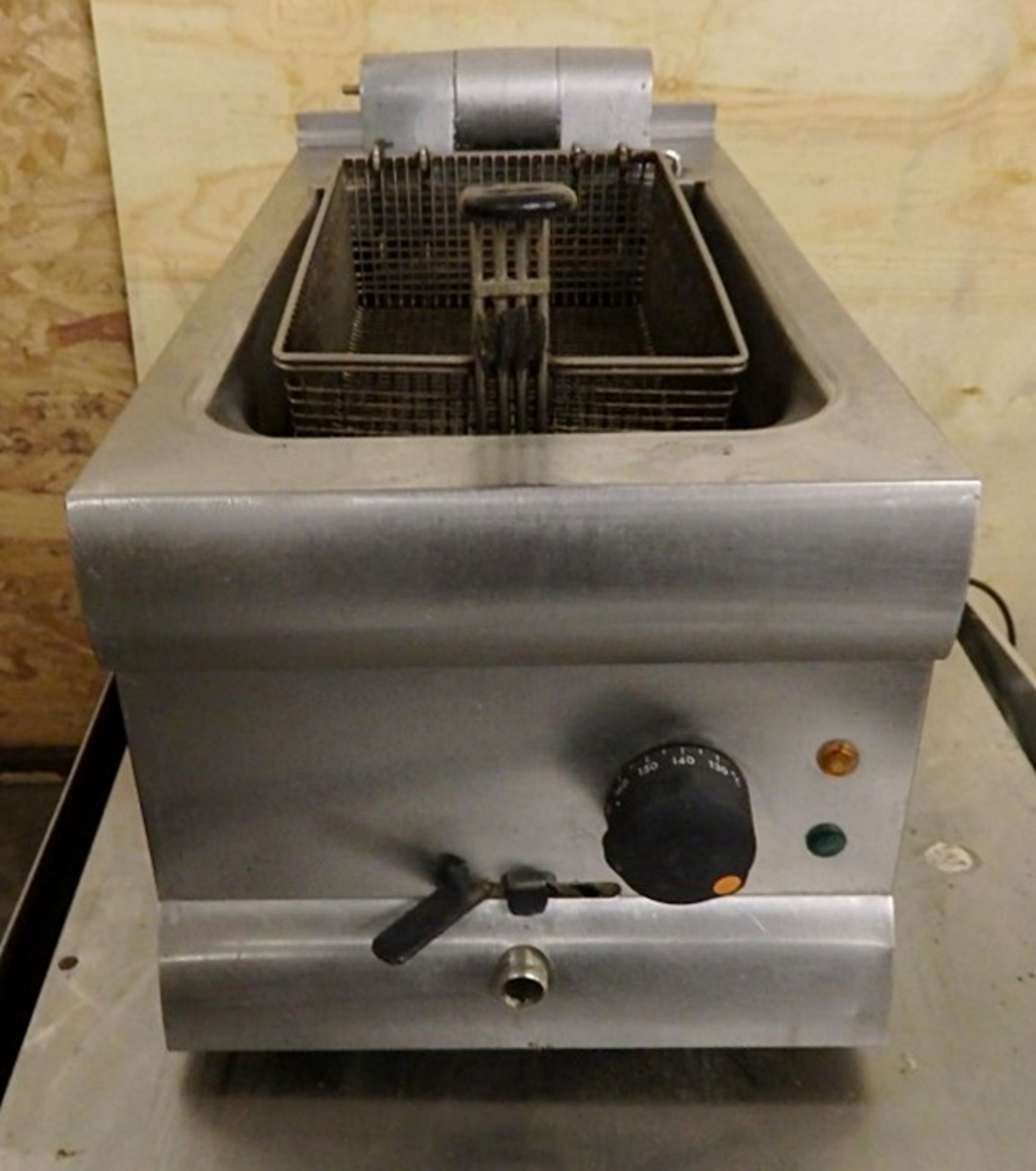 1 x Single Tank Electric Fryer - Dimensions: D59 x W30 x H29cm - Ref: M046 - CL124 - Location: