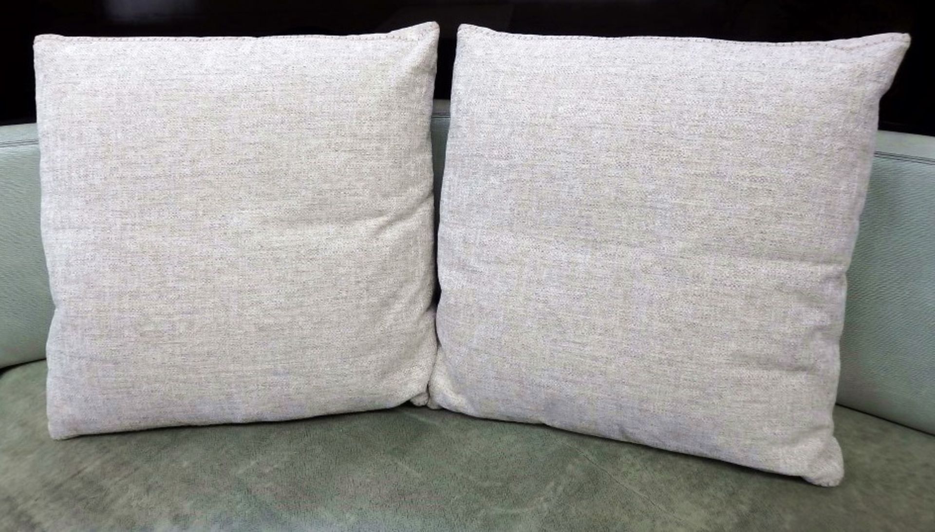A Matching Pair Large Of Designer B&B Italia "RAY" Cushions - Ref: 4647387 A - Excellent - Image 2 of 4