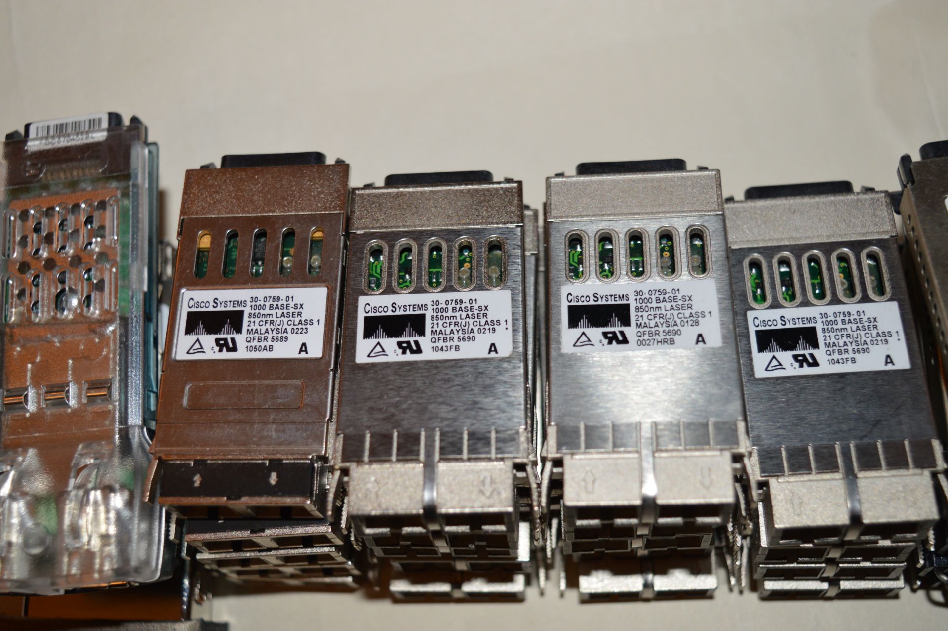28 x Cisco Systems GBIC Transceivers - Mainly Type 30-0759-01 - Some Others Also Included - - Image 4 of 4