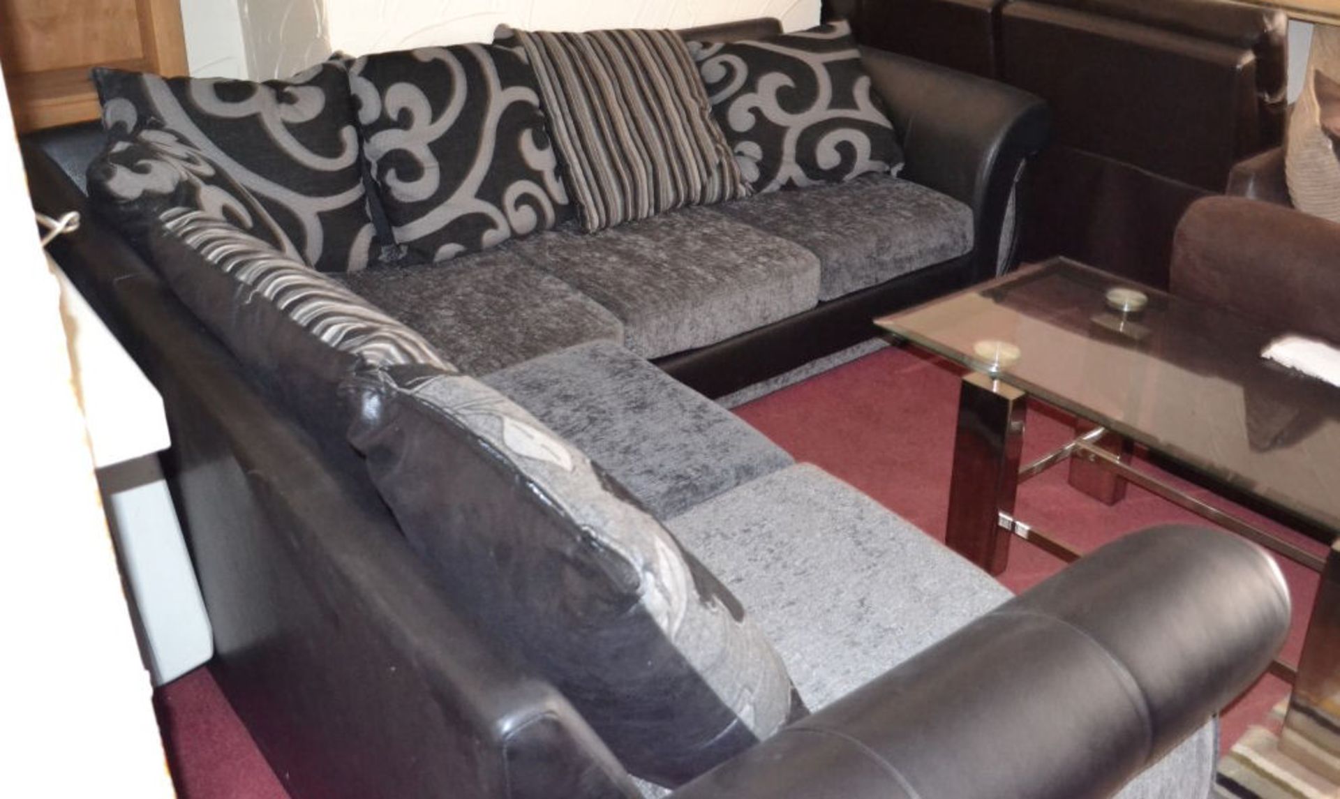 1 x Large Contemporary Leather & Fabric Corner Sofa In Grey & Black - Image 2 of 4