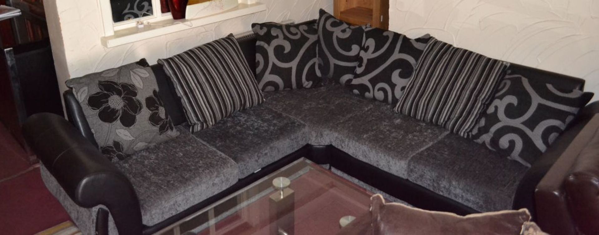 1 x Large Contemporary Leather & Fabric Corner Sofa In Grey & Black - Image 4 of 4