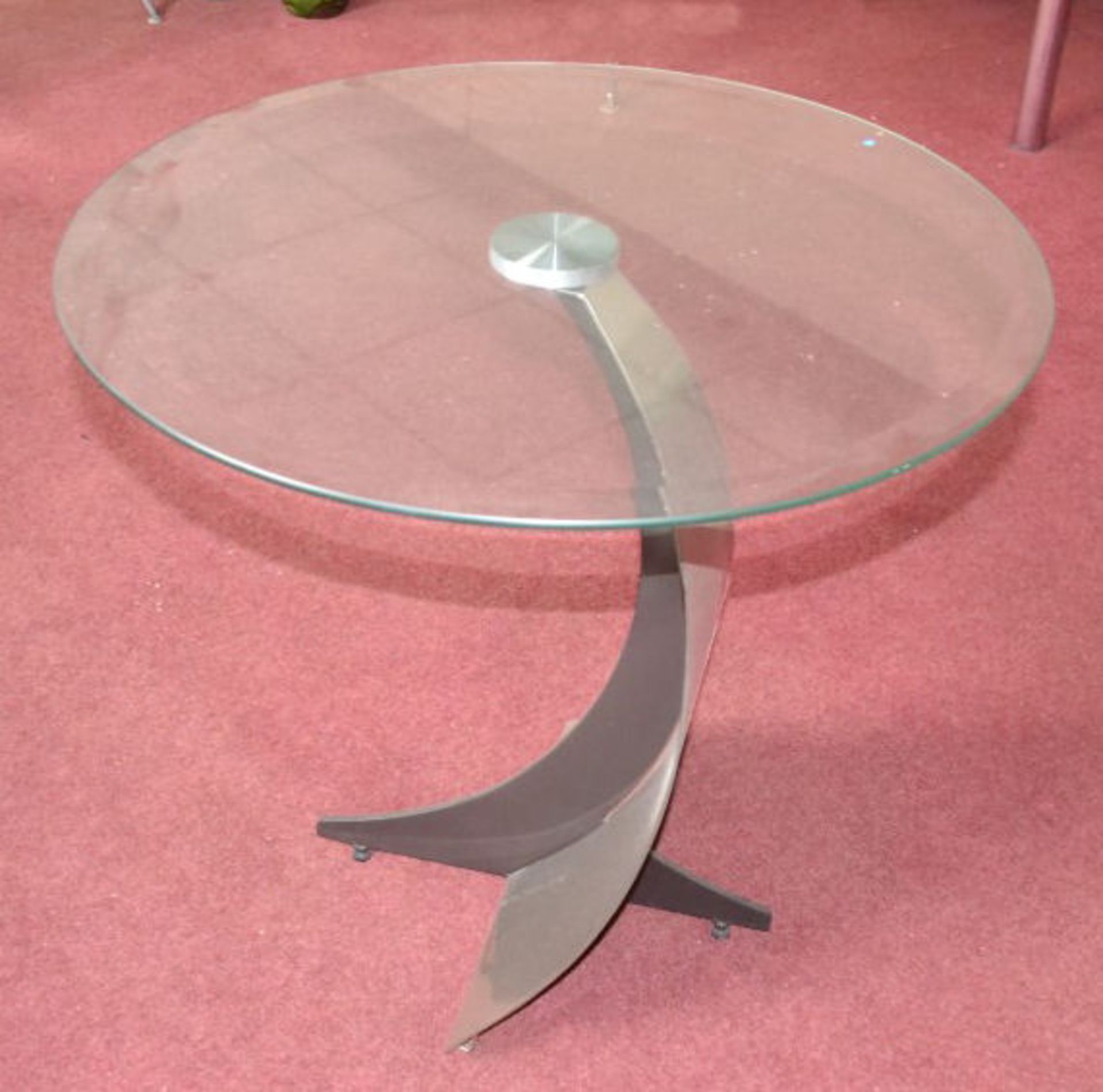 1 x Modern Round Glass Side Table set on Curved Metal Legs - Image 5 of 6