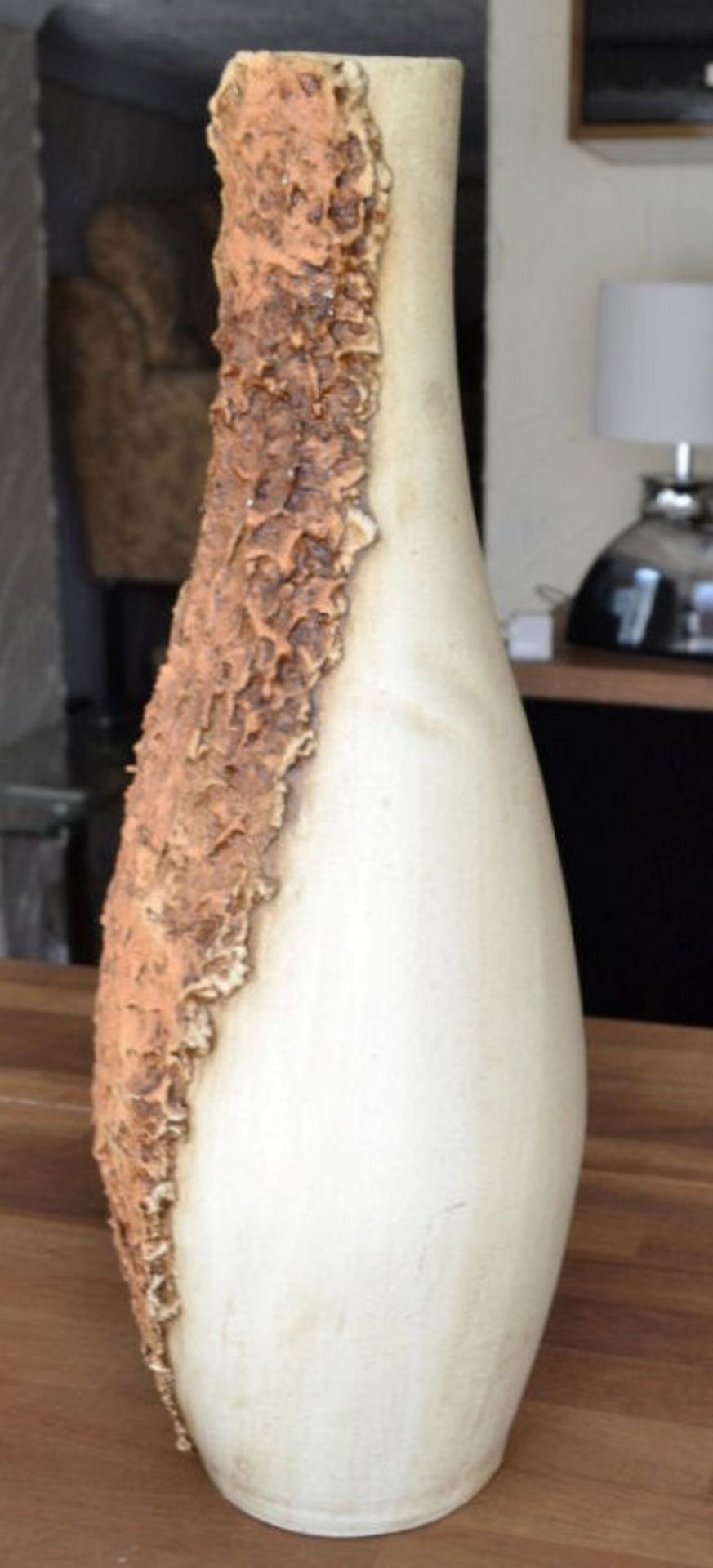 1 x Isabelline Pot With Tree Bark Design