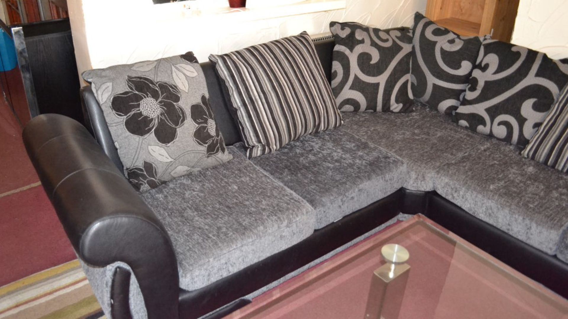 1 x Large Contemporary Leather & Fabric Corner Sofa In Grey & Black - Image 3 of 4