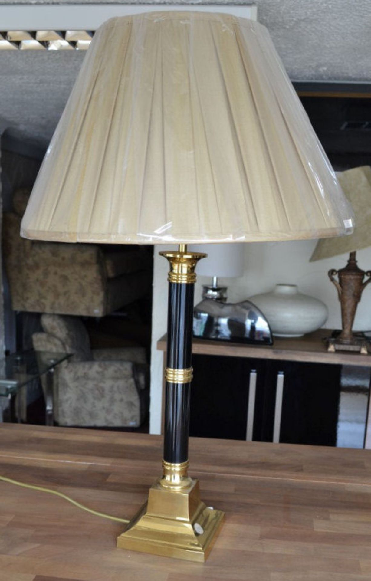 1 x Classical Gold And Black Column Lamp With Cream Shade - Image 2 of 4