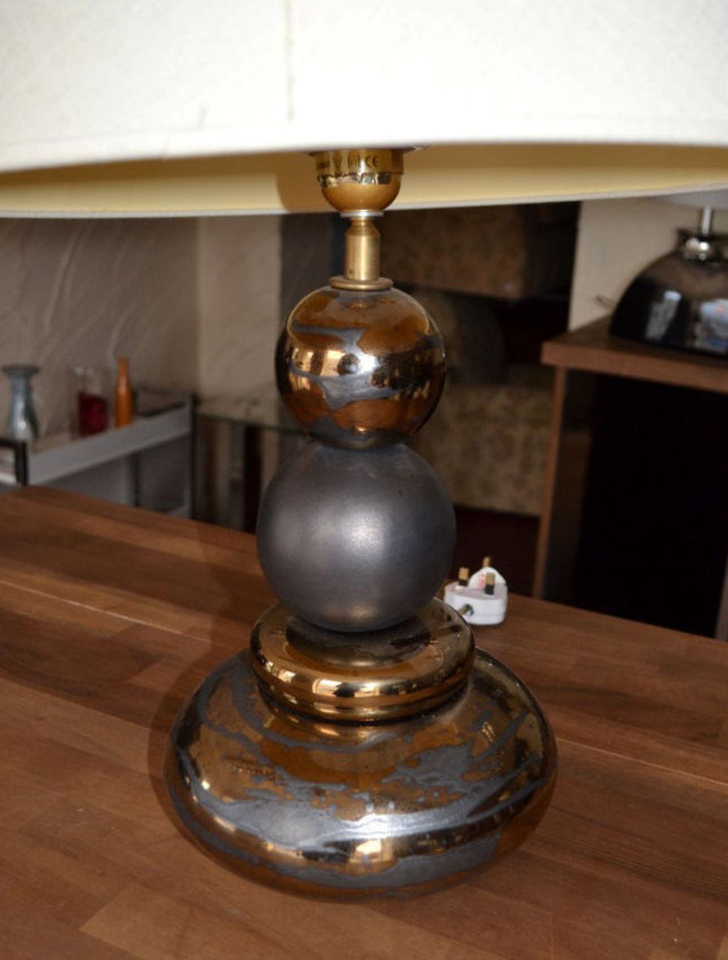 1 x Graduated Ball Bronze And Deep Grey Lamp with Cream Lampshade - Image 3 of 5