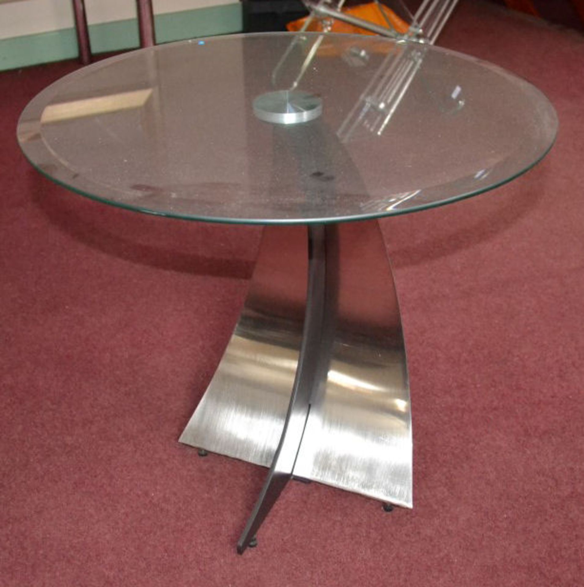 1 x Modern Round Glass Side Table set on Curved Metal Legs - Image 4 of 6