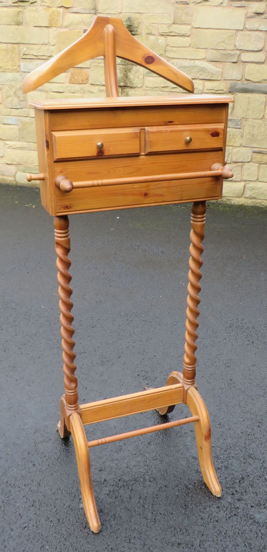 1 x 2-Drawer Pine Mens Valet Stand - CL175 - Location: Altrincham WA14 - NO VAT ON THE HAMMER