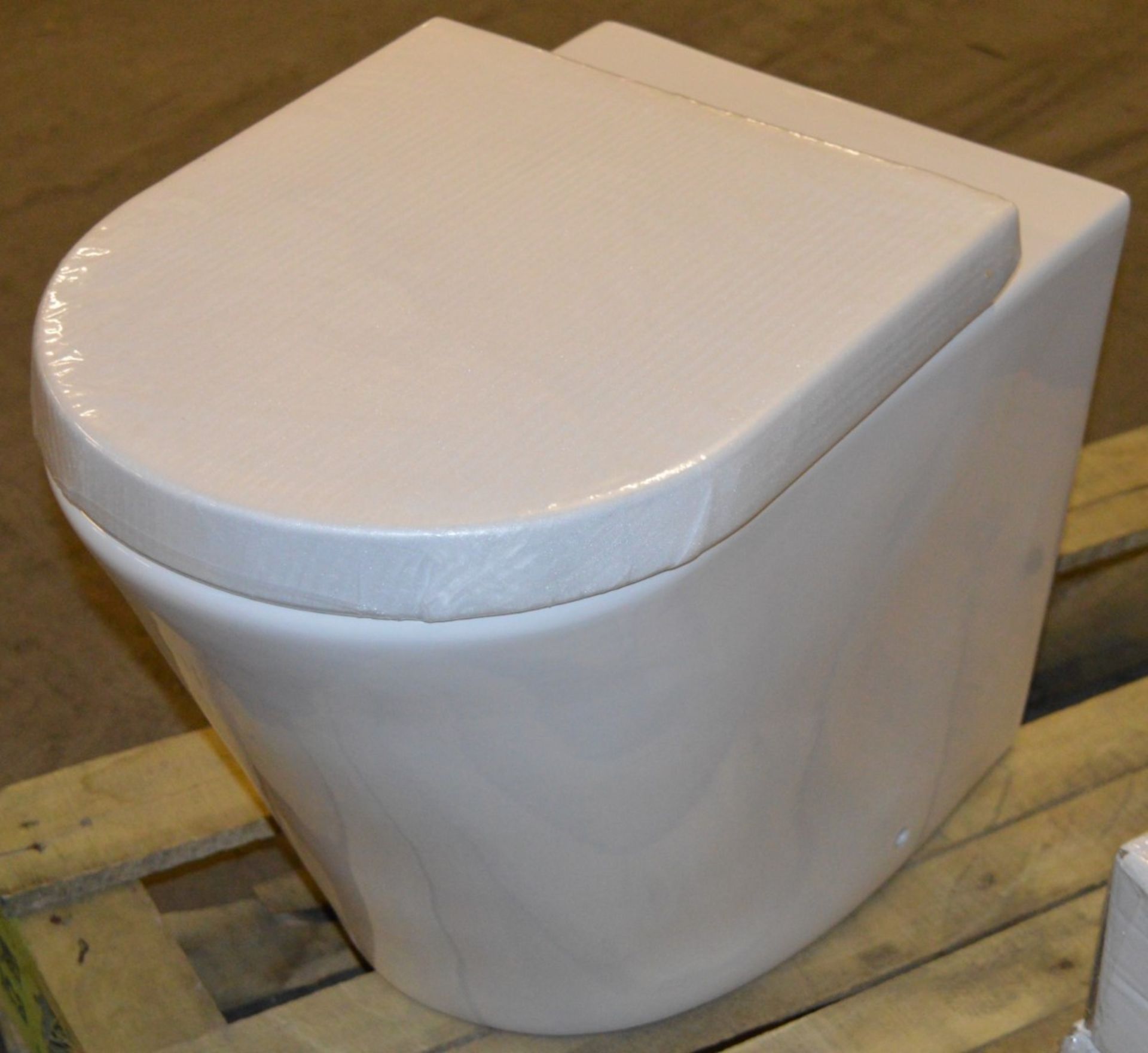 1 x Arc Back to Wall Toilet Pan With Seat - Unused Stock - CL190 - Ref BR081 - Location: Bolton - Image 2 of 4