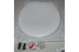 1 x White Toilet Seat With Fittings - Unused Stock With Fittings - CL190 - Ref JP028 - Location:
