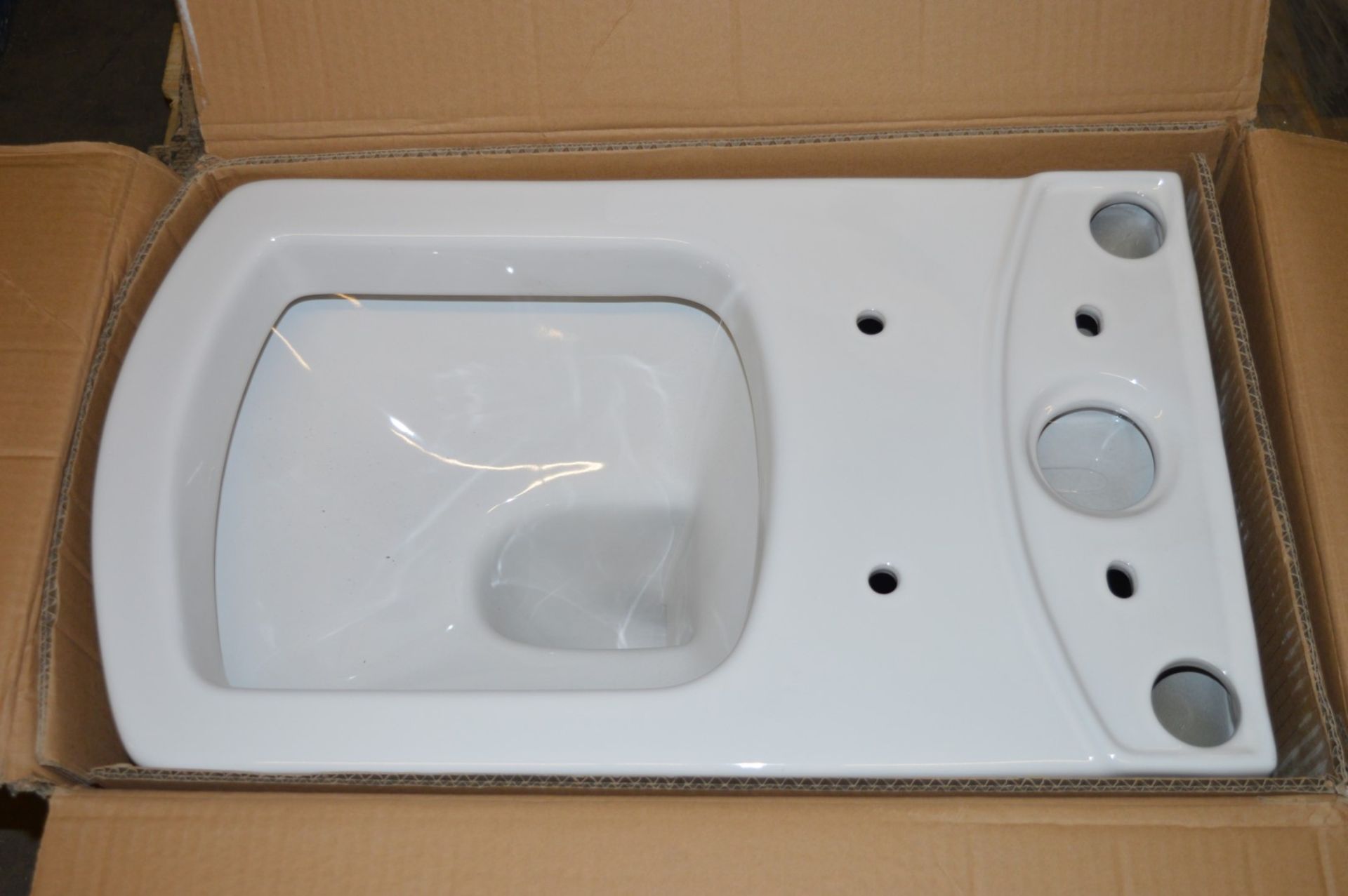 1 x Vermont Close Coupled WC Toilet Pan With Cistern, Cistern Fittings and Soft Close Toilet - Image 2 of 4