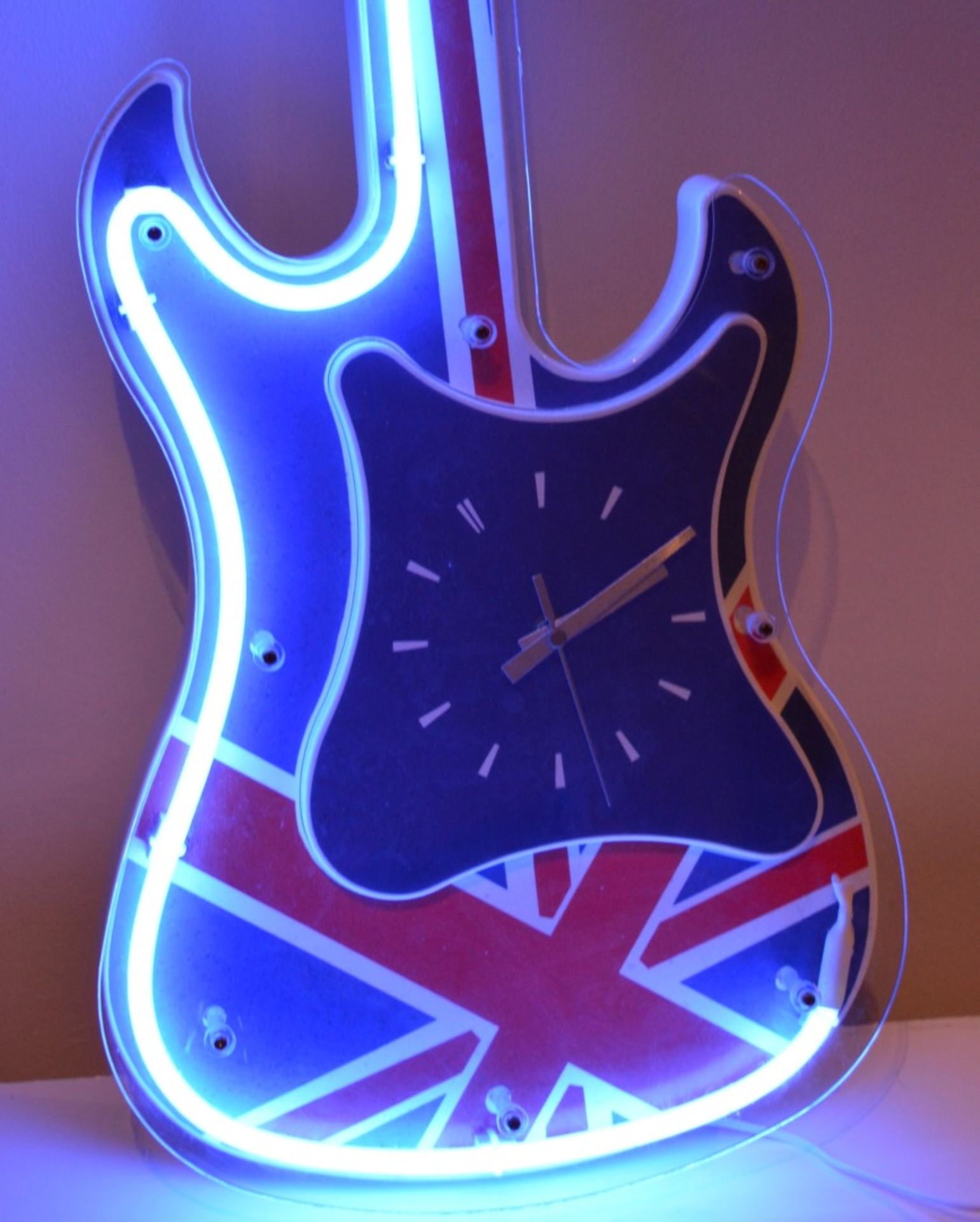 1 x Illuminated Neon Britpop Union Jack Guitar Shaped Clock - Preowned In Good Working Condition - - Image 4 of 5