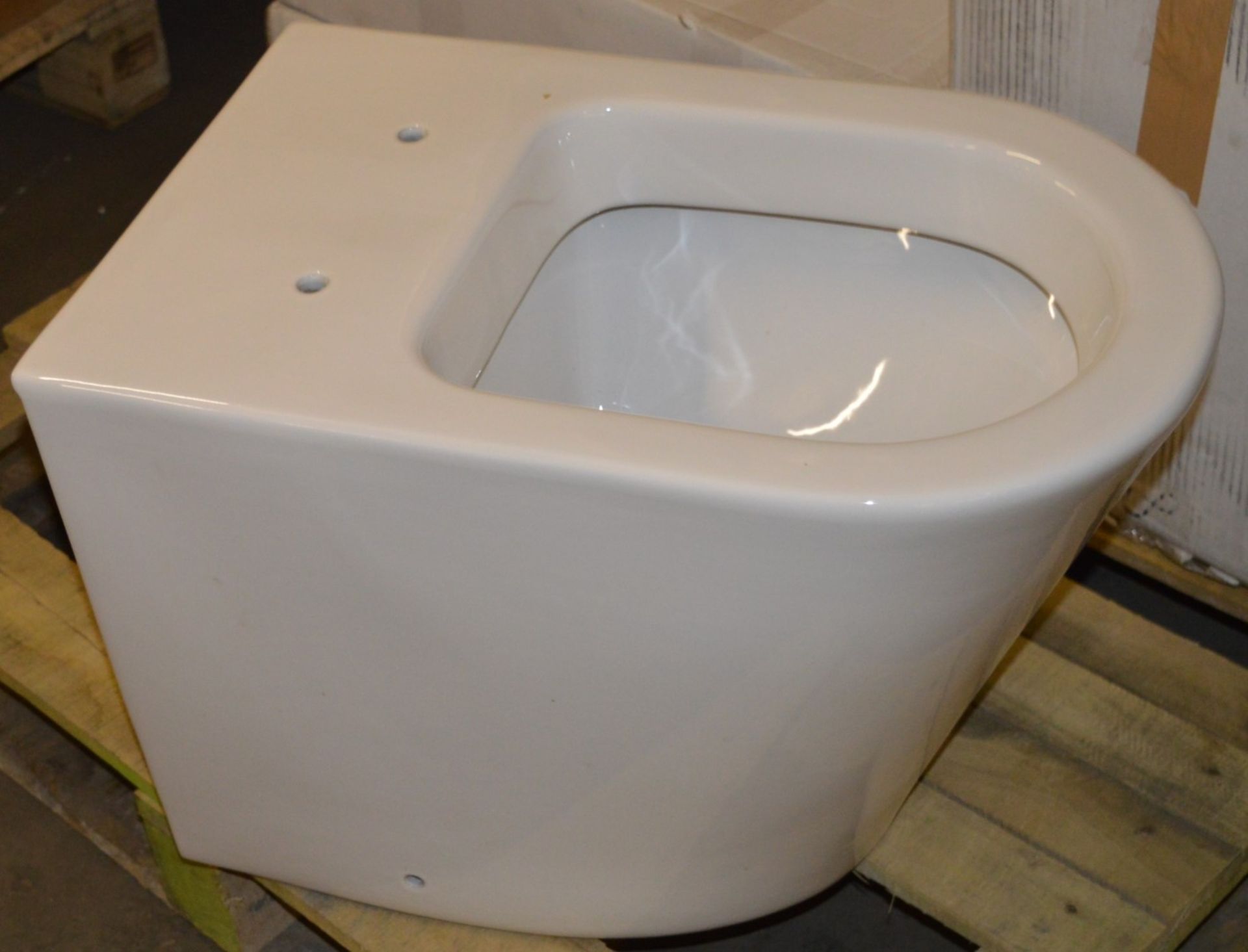 1 x Arc Back to Wall Toilet Pan With Seat - Unused Stock - CL190 - Ref BR081 - Location: Bolton - Image 4 of 4