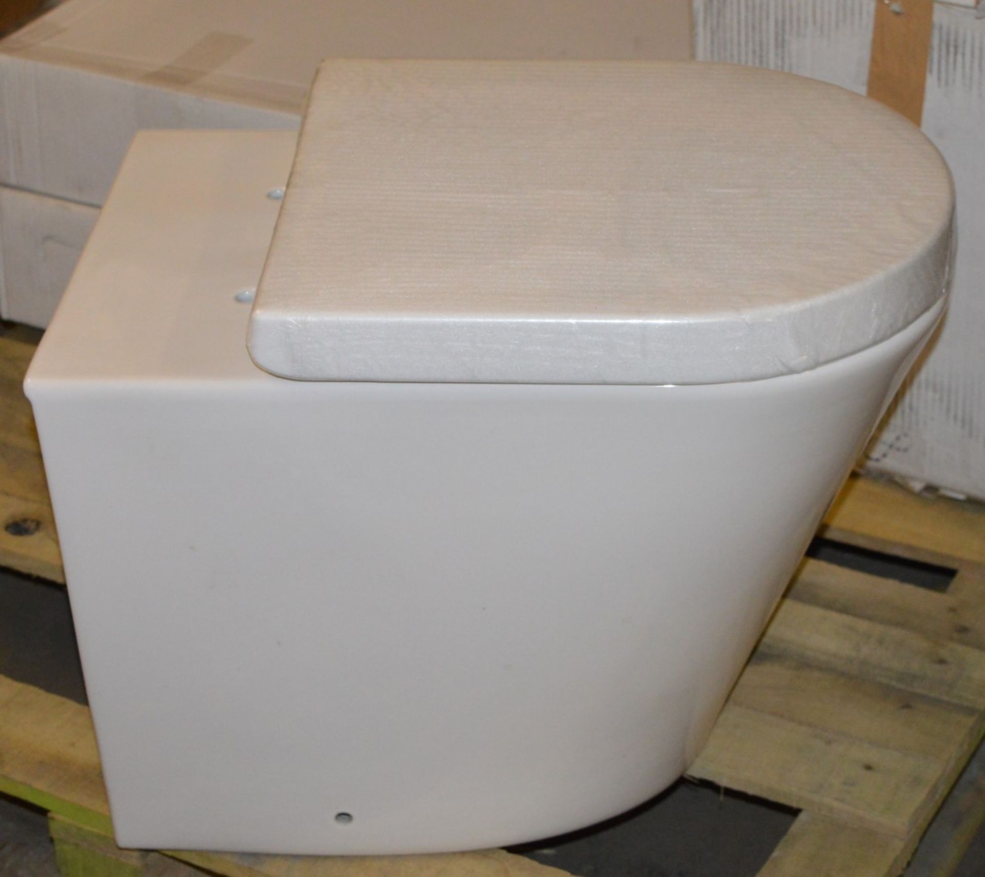 1 x Arc Back to Wall Toilet Pan With Seat - Unused Stock - CL190 - Ref BR081 - Location: Bolton - Image 3 of 4