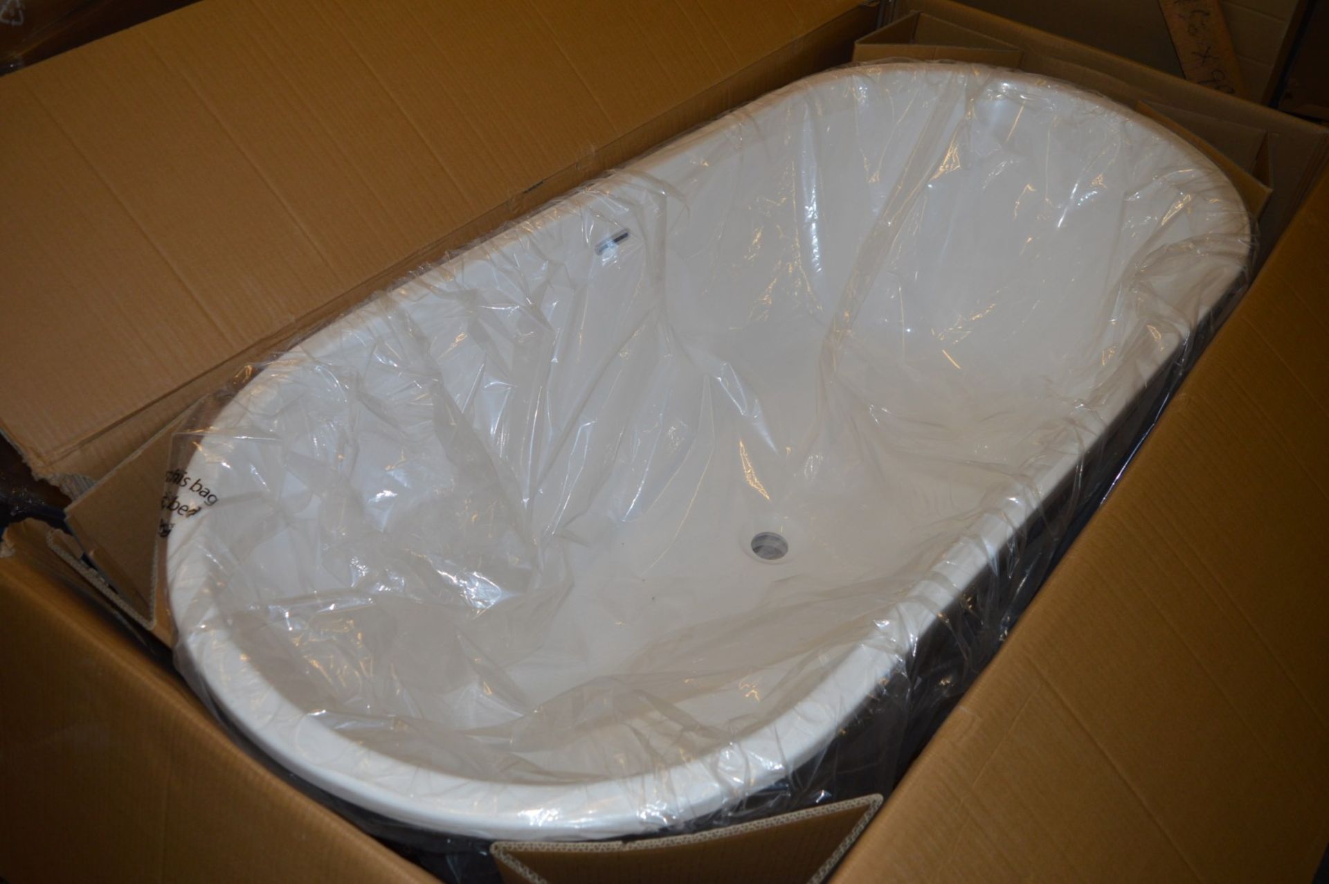 1 x Camberley Traditional Roll Top Freestanding Bath - High Quality Acrylic Finish - 1595x750mm Size - Image 4 of 4