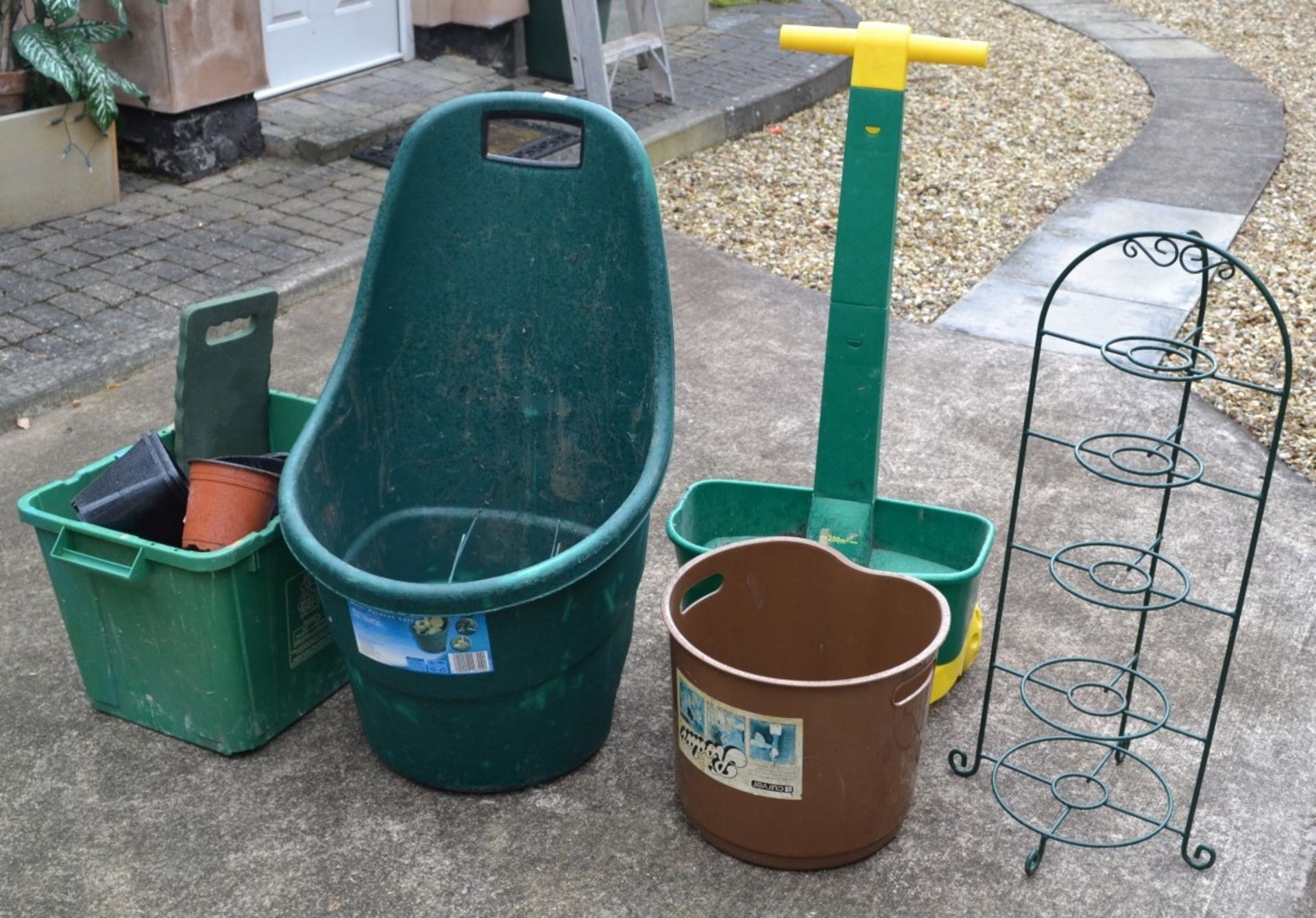 4 x Assorted Garden Tidys + Pots - Ref: KH206 / SHD - CL168 - Location: Flintshire CH6 - NO VAT ON