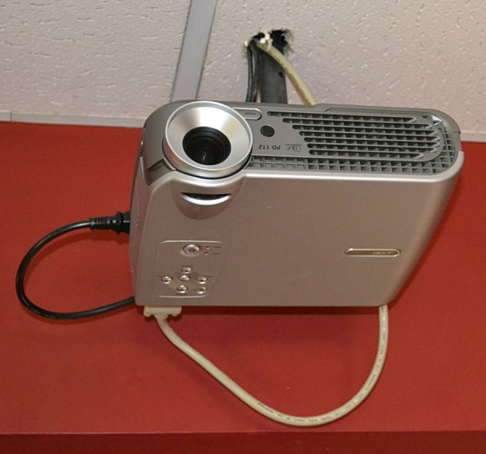 1 x Acer PD112 DLP Projector - Preowned In Good Working Condition With Case And Assorted Leads As