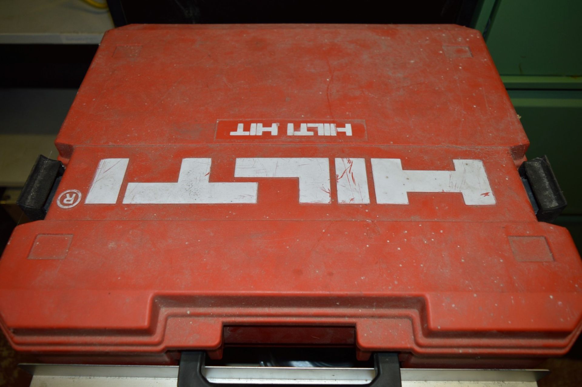 1 x Hilti MD2000 Manual HIT Adhesive Dispenser With Case, Accessories and HIT-HY 150 Pack - Ref: - Image 2 of 7