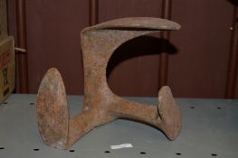 1 x Antique Cast Iron Shoe Anvil - Ref: KH037 / SHD - CL168 - Location: Flintshire CH6 There is no