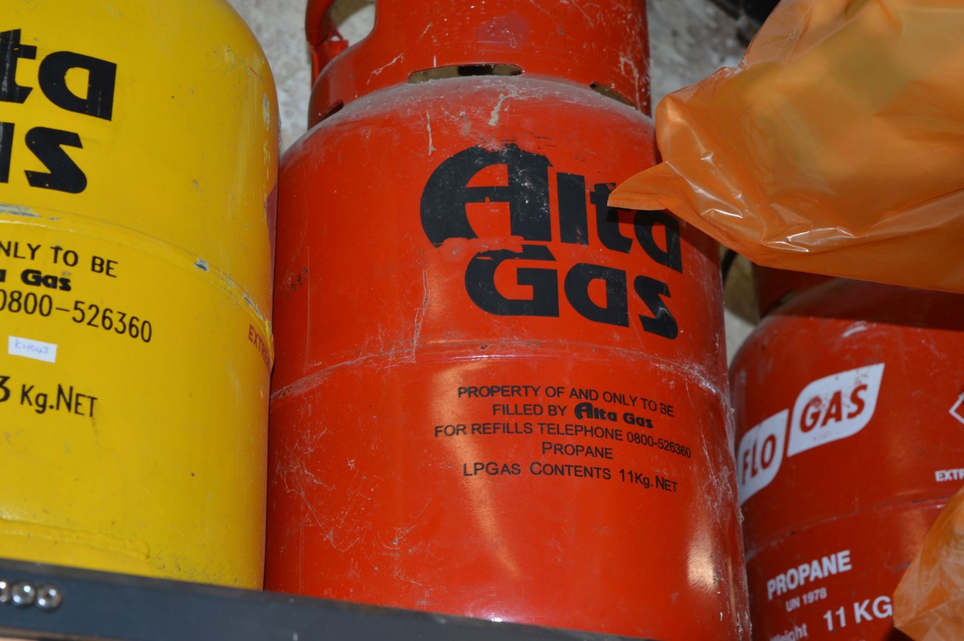 Assorted Lot - Includes 2 Sacks of Coal and 3 Gas Bottles - Ref: KH043 / SHD - CL168 - Location: - Image 4 of 5