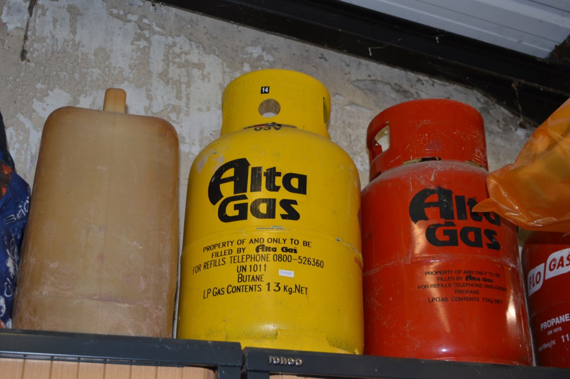 Assorted Lot - Includes 2 Sacks of Coal and 3 Gas Bottles - Ref: KH043 / SHD - CL168 - Location: - Image 3 of 5