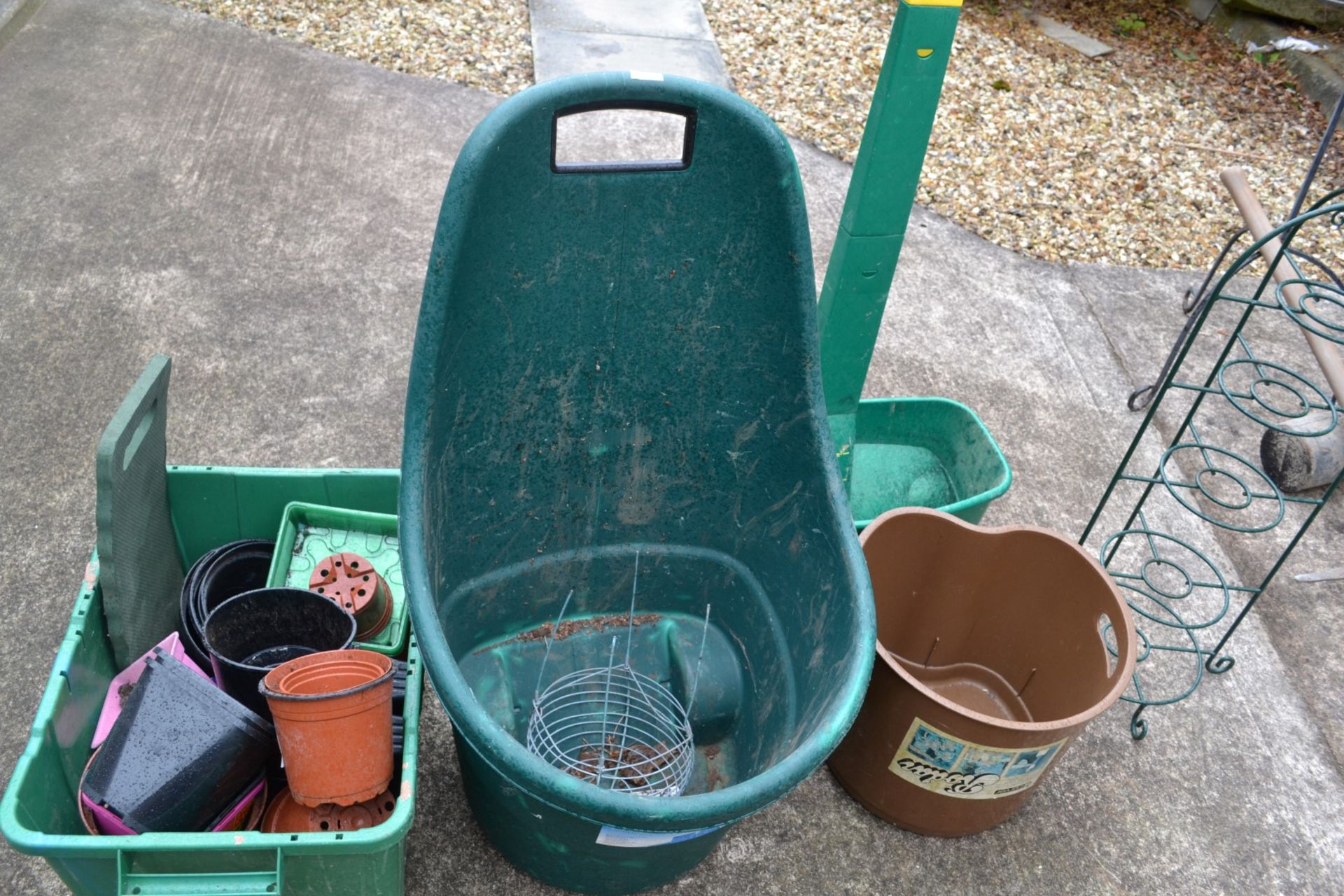 4 x Assorted Garden Tidys + Pots - Ref: KH206 / SHD - CL168 - Location: Flintshire CH6 - NO VAT ON - Image 2 of 2