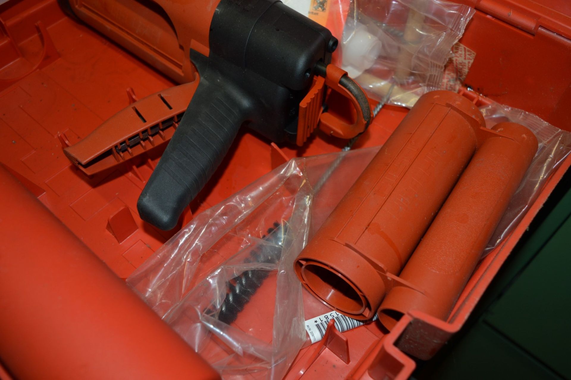 1 x Hilti MD2000 Manual HIT Adhesive Dispenser With Case, Accessories and HIT-HY 150 Pack - Ref: - Image 6 of 7
