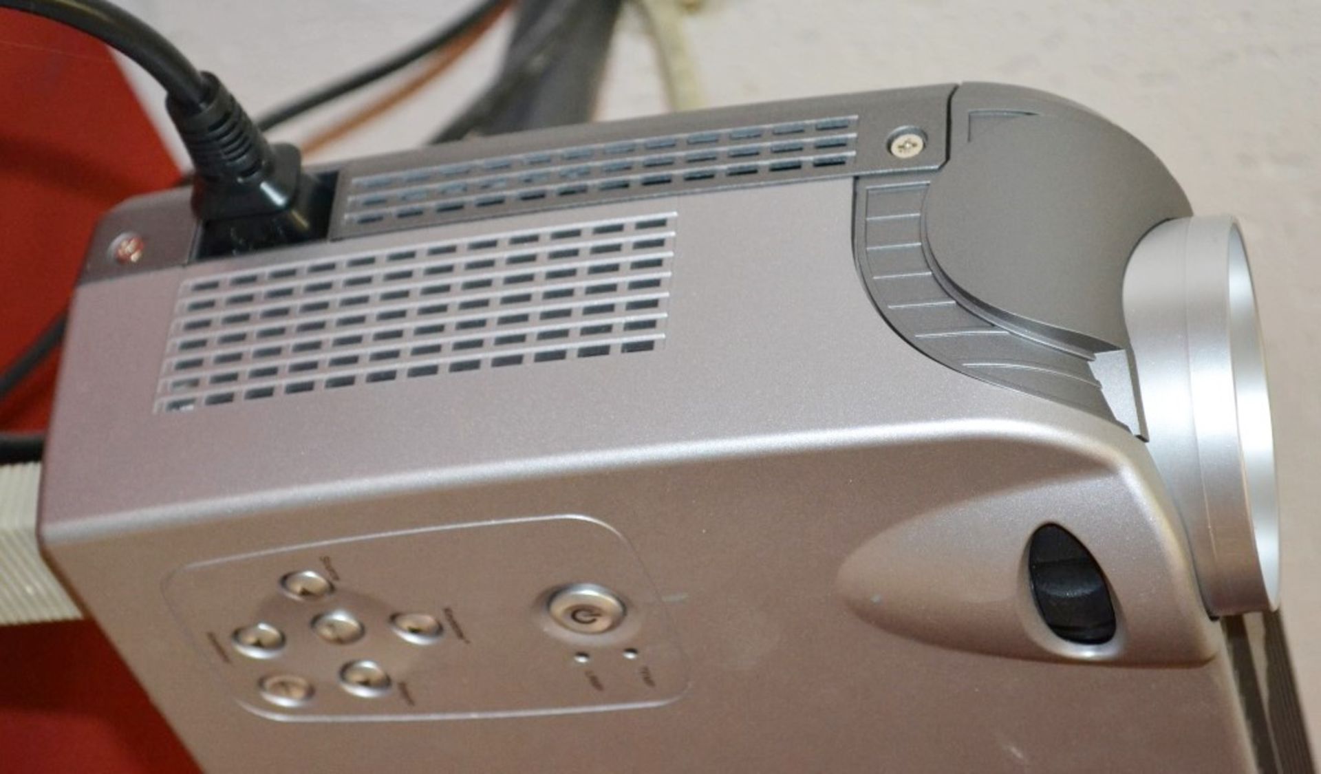 1 x Acer PD112 DLP Projector - Preowned In Good Working Condition With Case And Assorted Leads As - Image 3 of 7