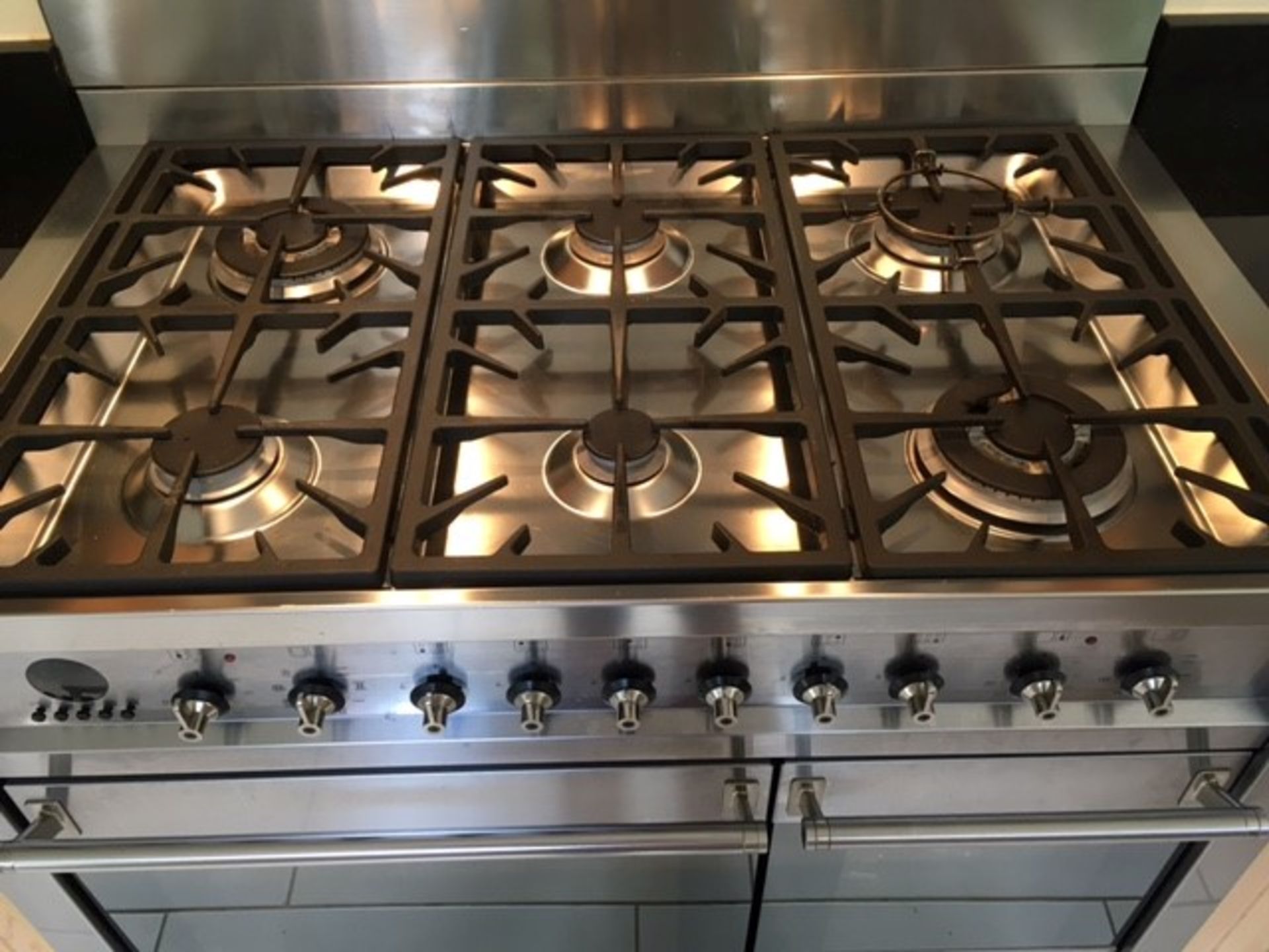 1 x Smeg Stainless Steel A2-5 Dual Fuel 6 Burner Cooker With Smeg Extractor, and Splashback - - Image 3 of 14