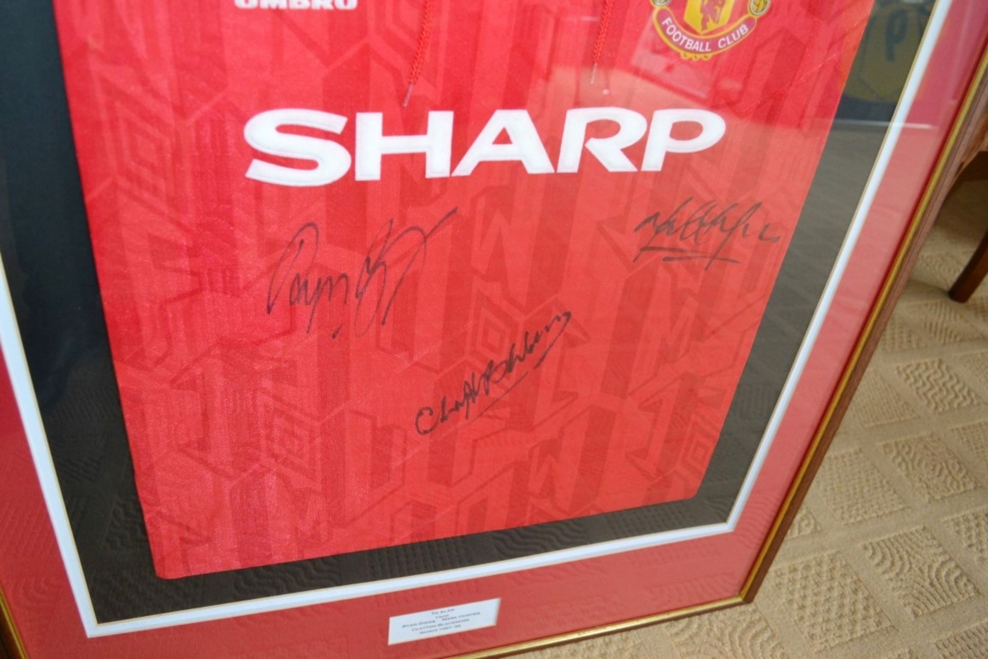 1 x Framed And Mounted Ryan Giggs Signed Football Shirt Autographed By 3 Players (Giggs, Hughes - Image 4 of 7
