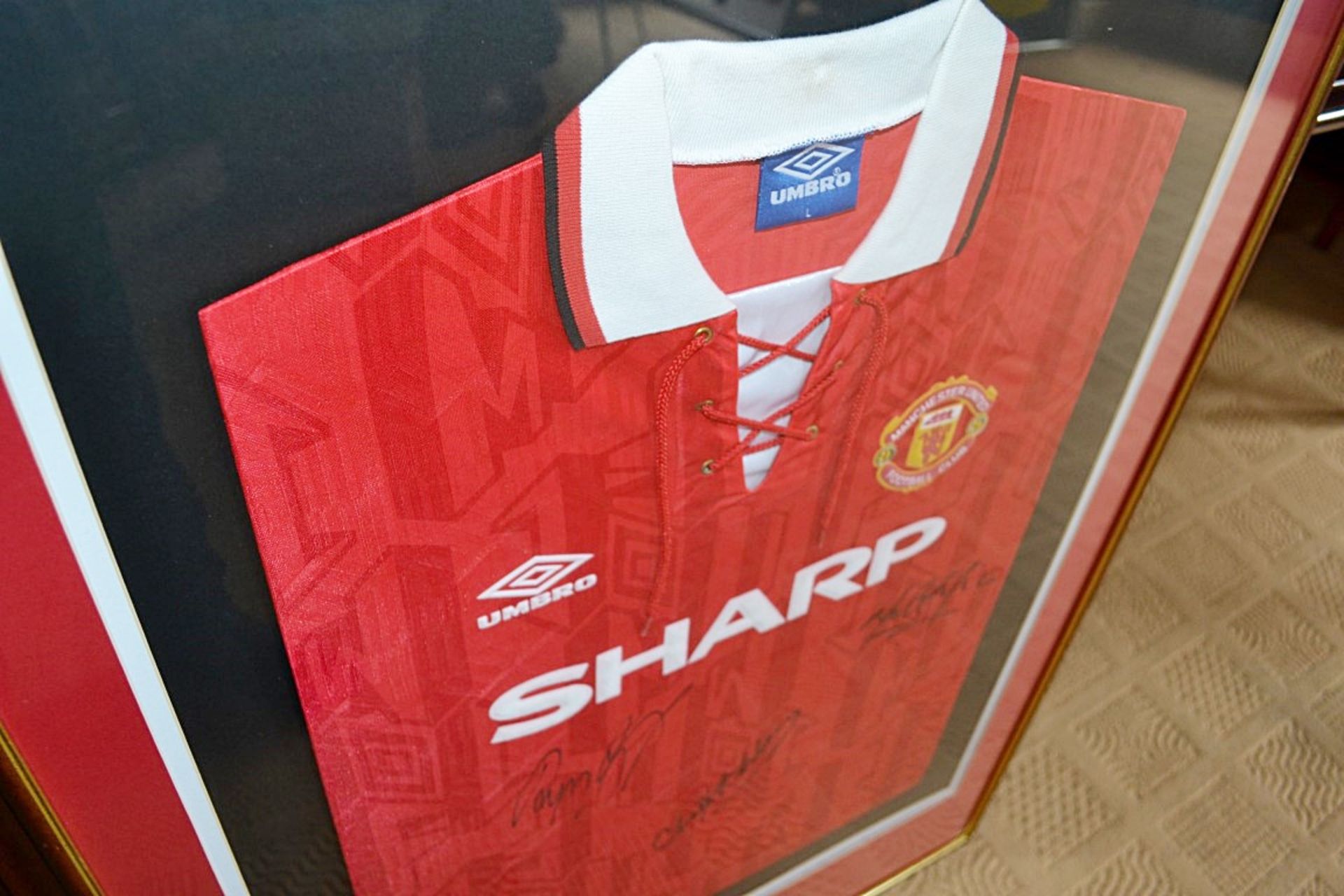 1 x Framed And Mounted Ryan Giggs Signed Football Shirt Autographed By 3 Players (Giggs, Hughes - Image 3 of 7