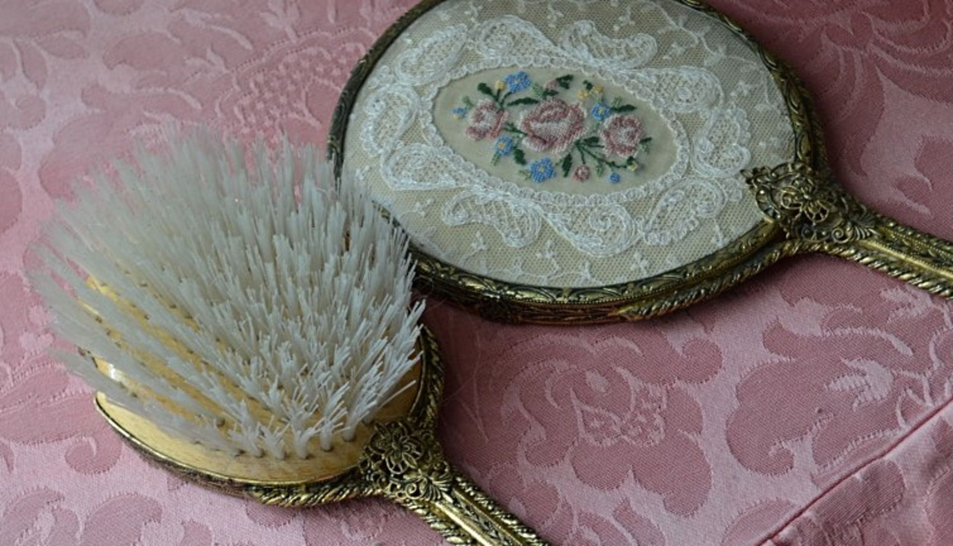 1 x Vintage 4-Piece Vanity Set With Brass Filigree Handles And Mounts - Circa 1950's - From A - Image 5 of 5