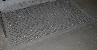 9 x Anti Slip Drainage Floor Mats - CL202 - Location: Worcester WR14