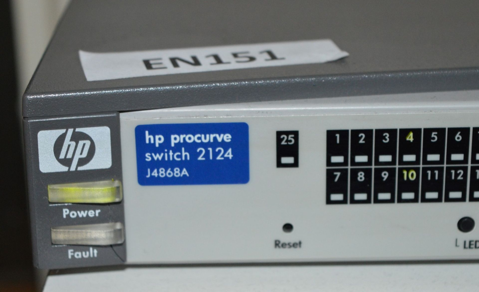 HP J4868A V2124 24 Port Unmanaged 10/100 Rackmount Switch - Image 2 of 2