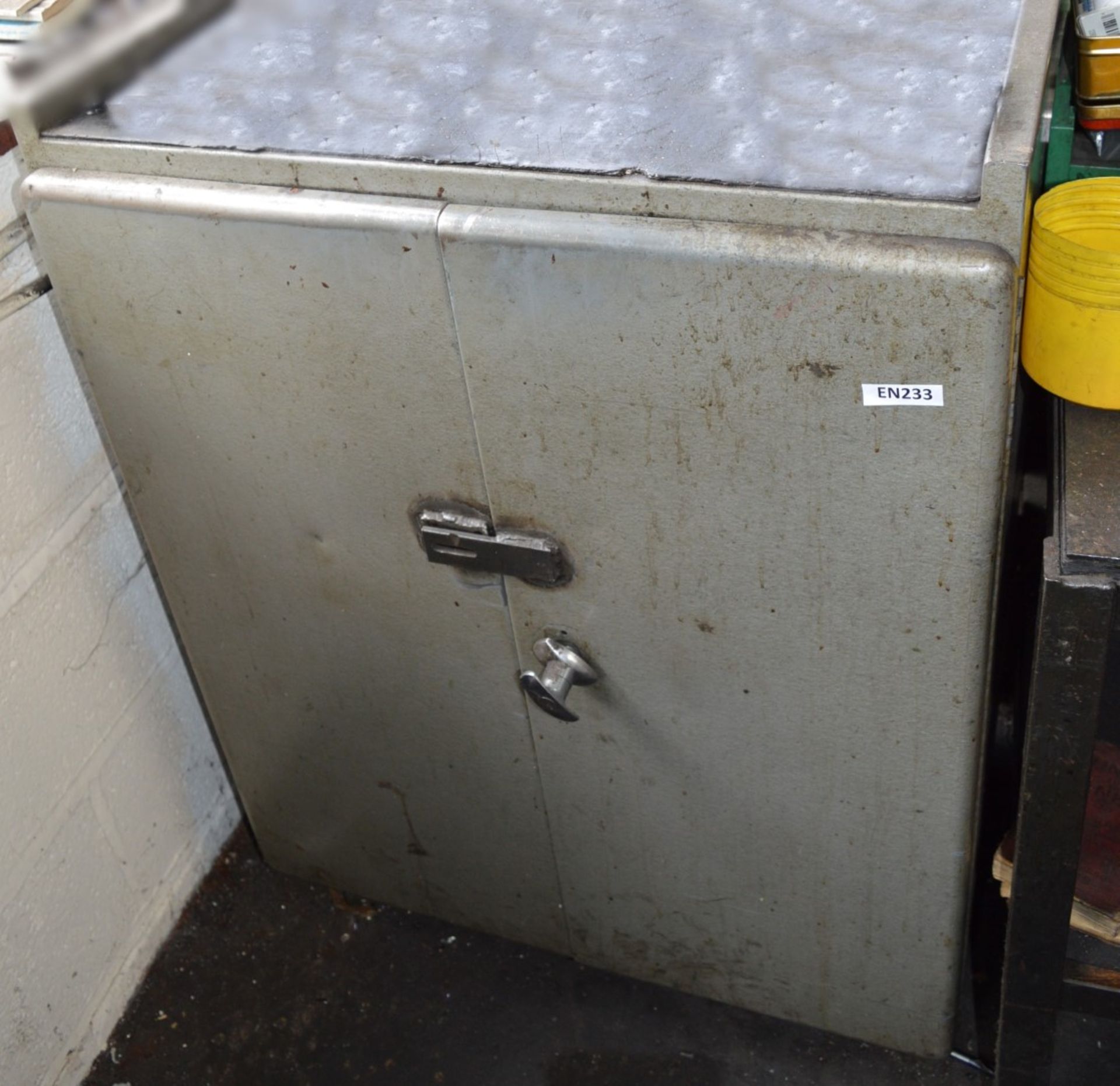 1 x Tool Storage Cabinet With Workbench, Internal Drawers and Three Pull Out Shelves - Steel - Image 2 of 5