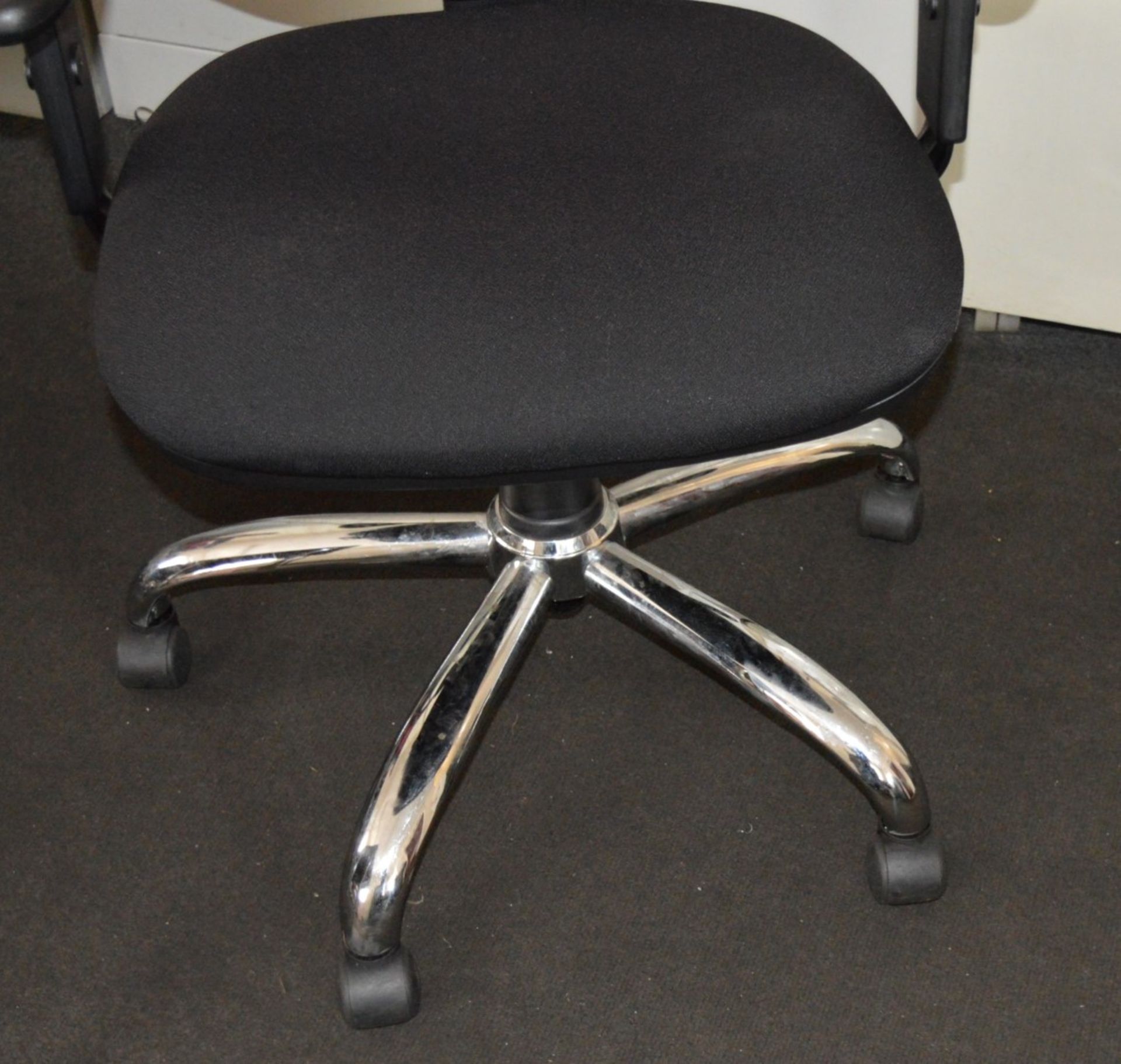 1 x Ergonomical Office Swivel Chair - Height and Tilt Adjustable - Hard Wearing Fabric With Chrome - Image 3 of 6