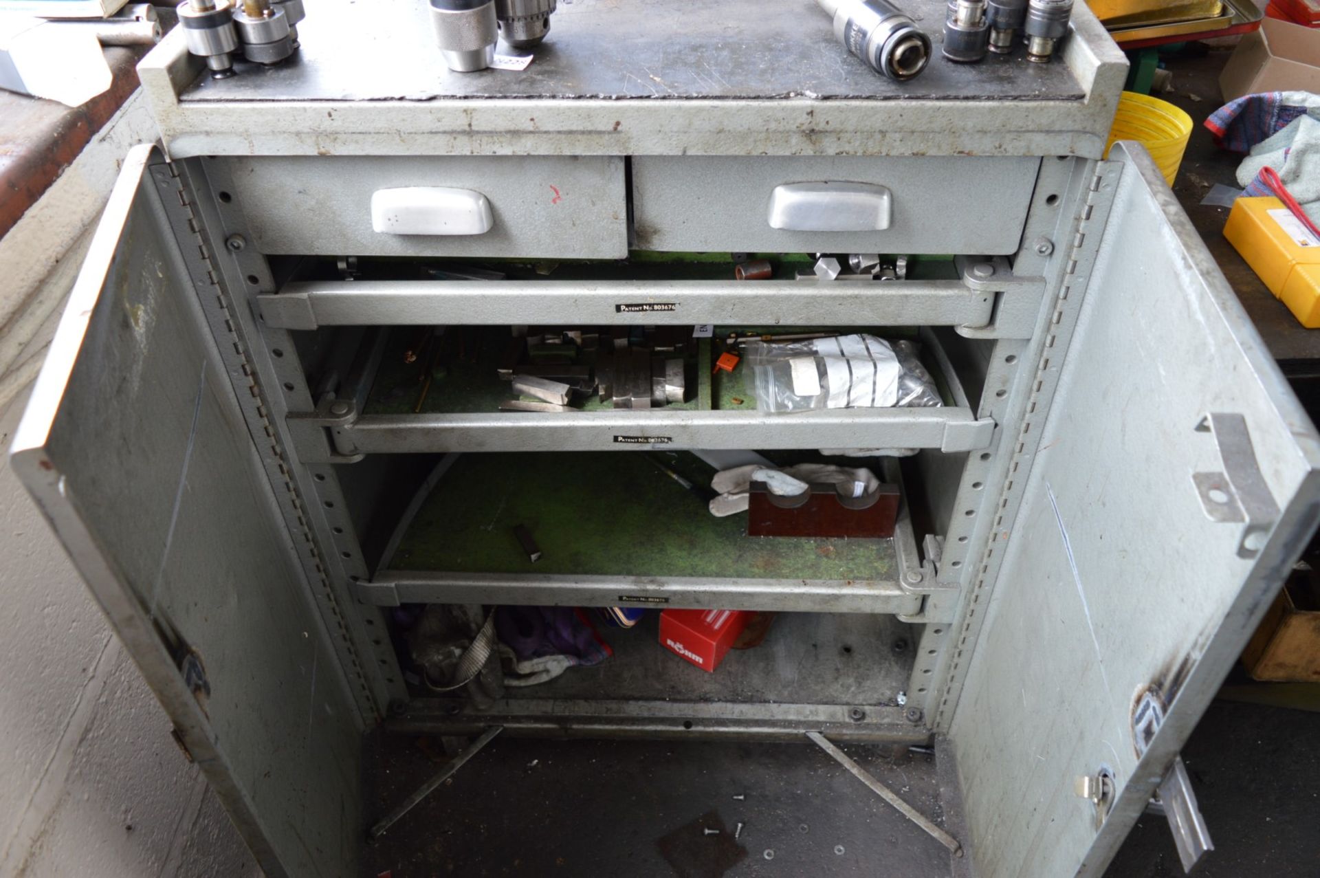 1 x Tool Storage Cabinet With Workbench, Internal Drawers and Three Pull Out Shelves - Steel - Image 4 of 5