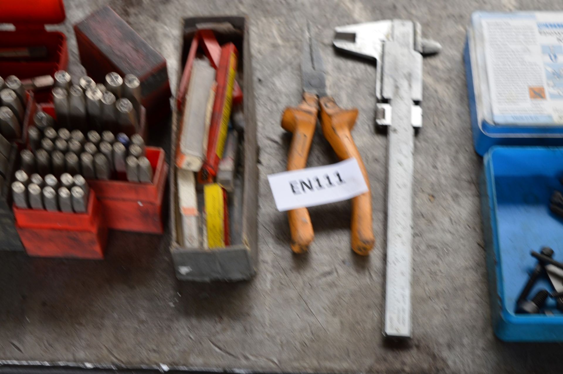 Selection of Tools Consisting of Hand Stamps, Machine Taps, Drill Bits, Measuring Tool, Epoxyharz - Image 5 of 5