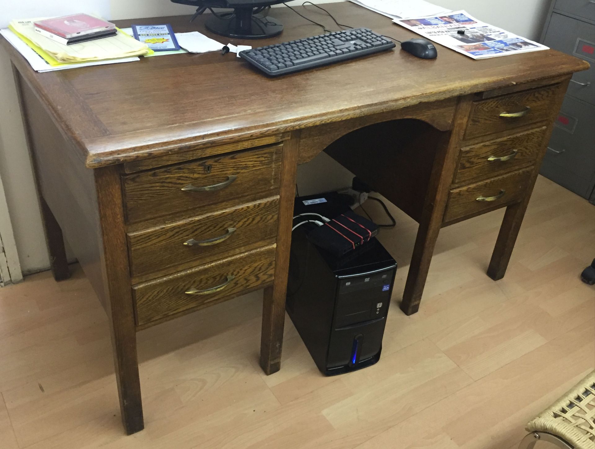 1 x Attractive Writing Desk - CL171 - Location: London, N4