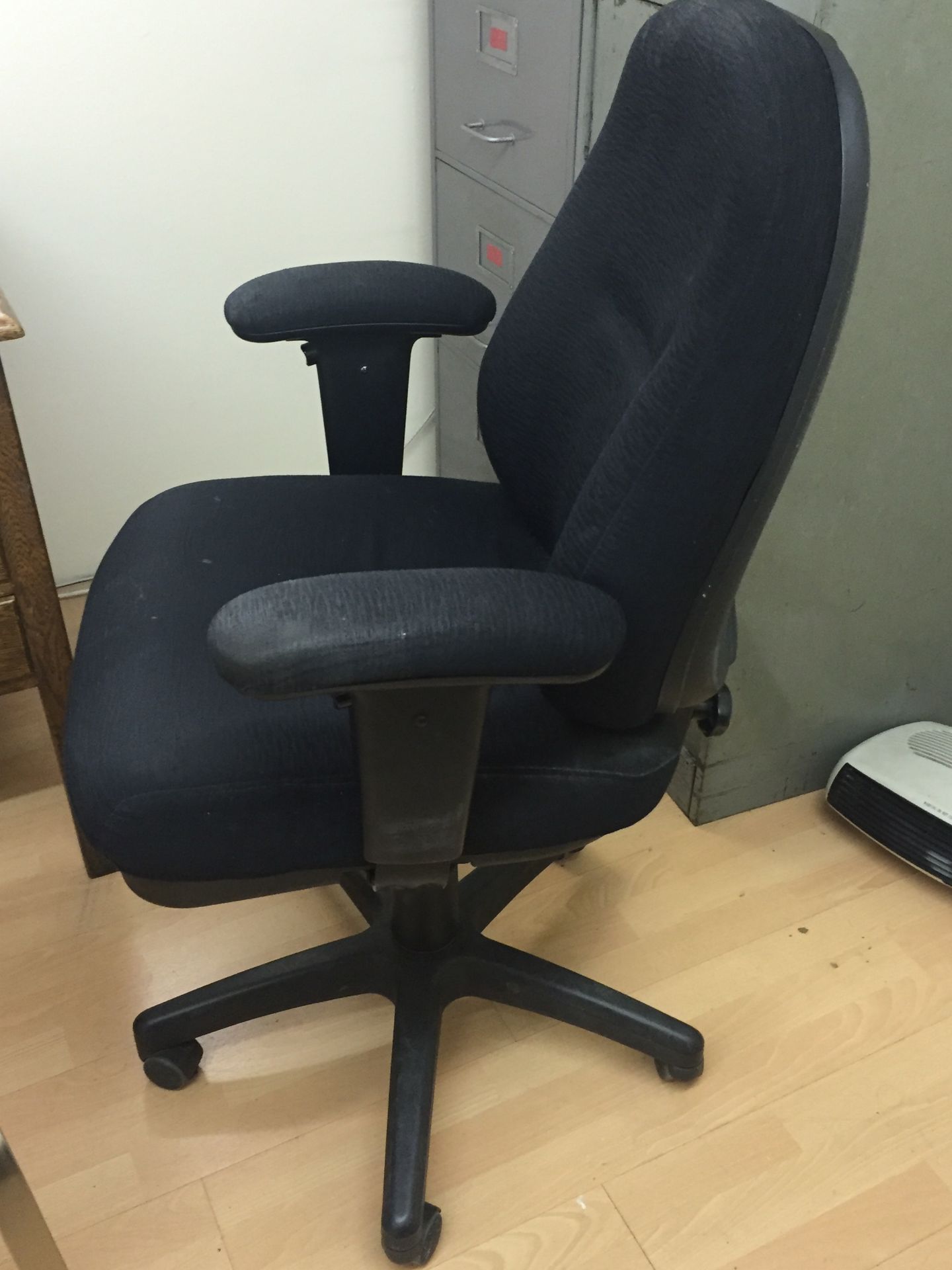 1 x Black Office Chair - CL171 - Location: London, N4 - Image 2 of 3