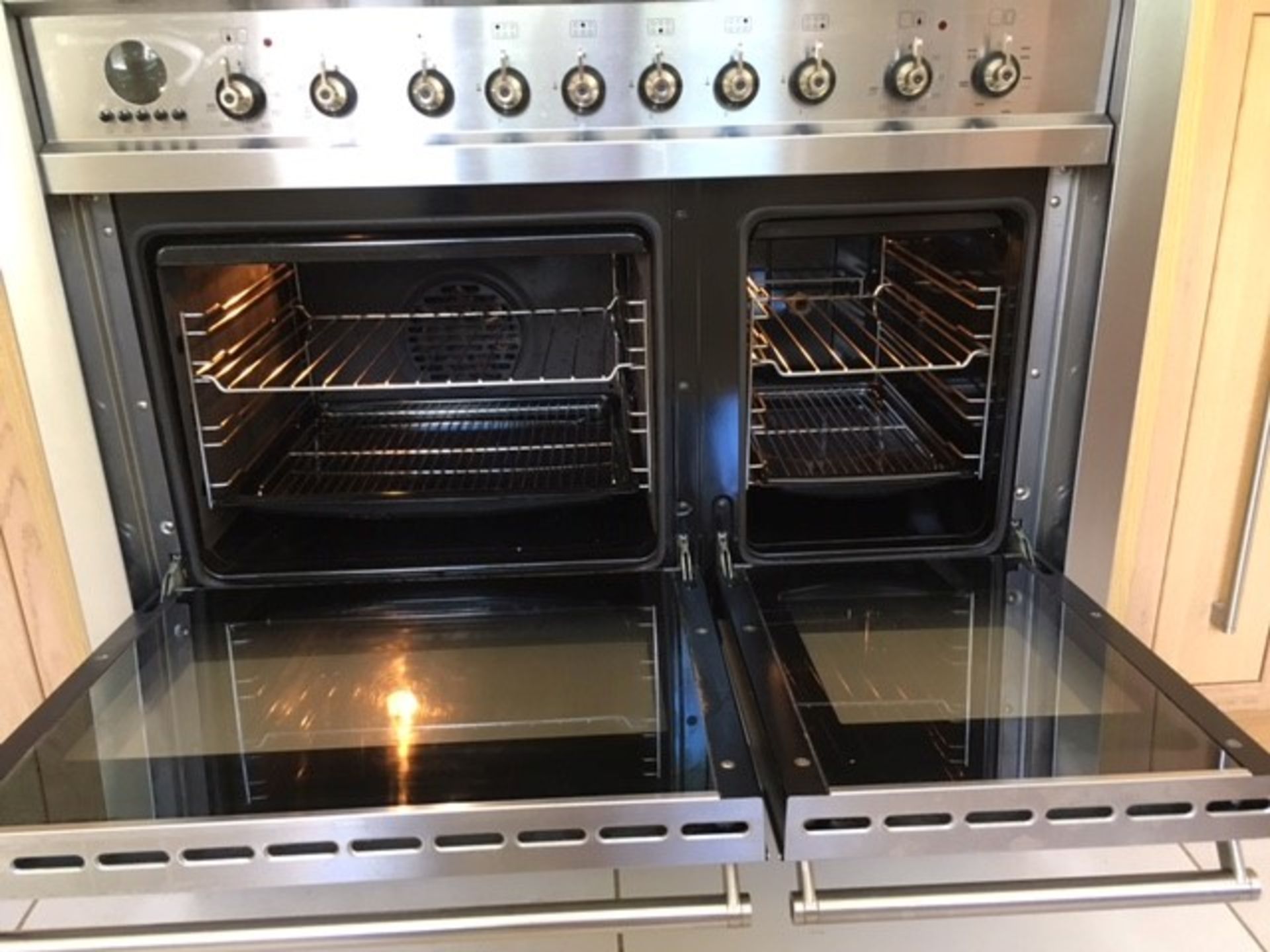 1 x Smeg Stainless Steel A2-5 Dual Fuel 6 Burner Cooker With Smeg Extractor, and Splashback - - Image 8 of 14