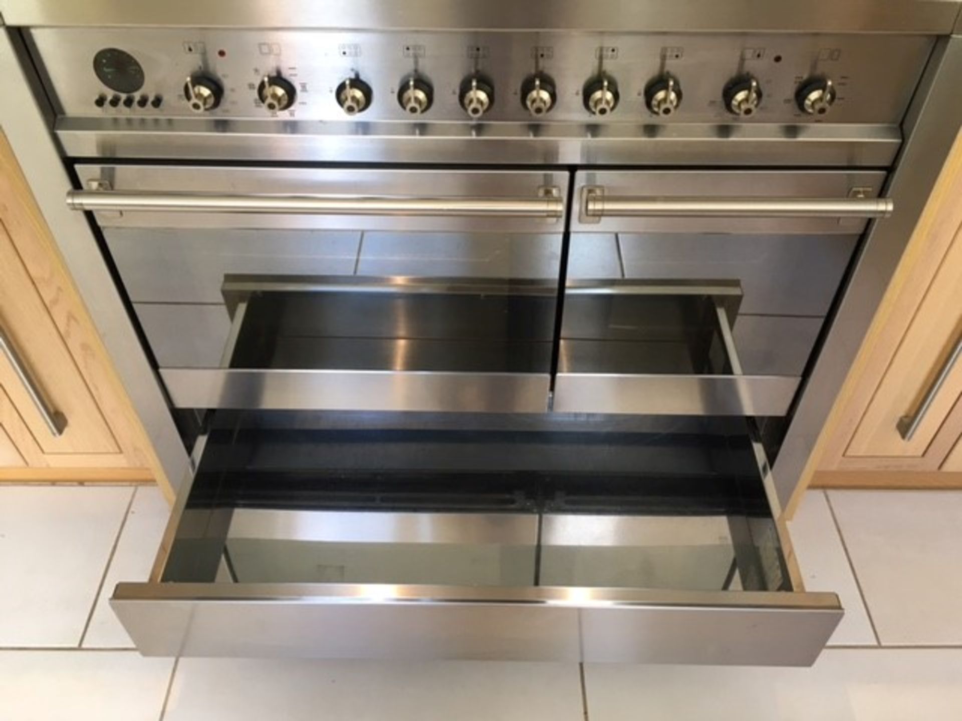 1 x Smeg Stainless Steel A2-5 Dual Fuel 6 Burner Cooker With Smeg Extractor, and Splashback - - Image 10 of 14