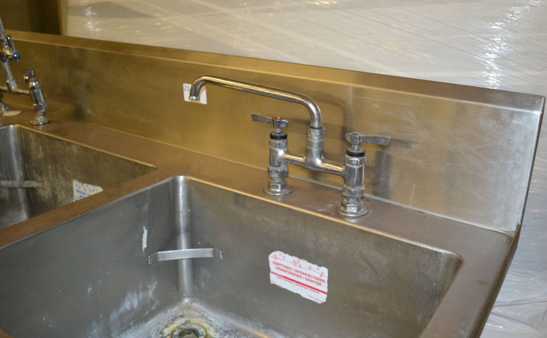 1 x Large Triple Sink Unit with Taps - Approx 190x66.5x108cm - Deep (approx. 30cm) Sinks - Ref:NCE03 - Image 3 of 9